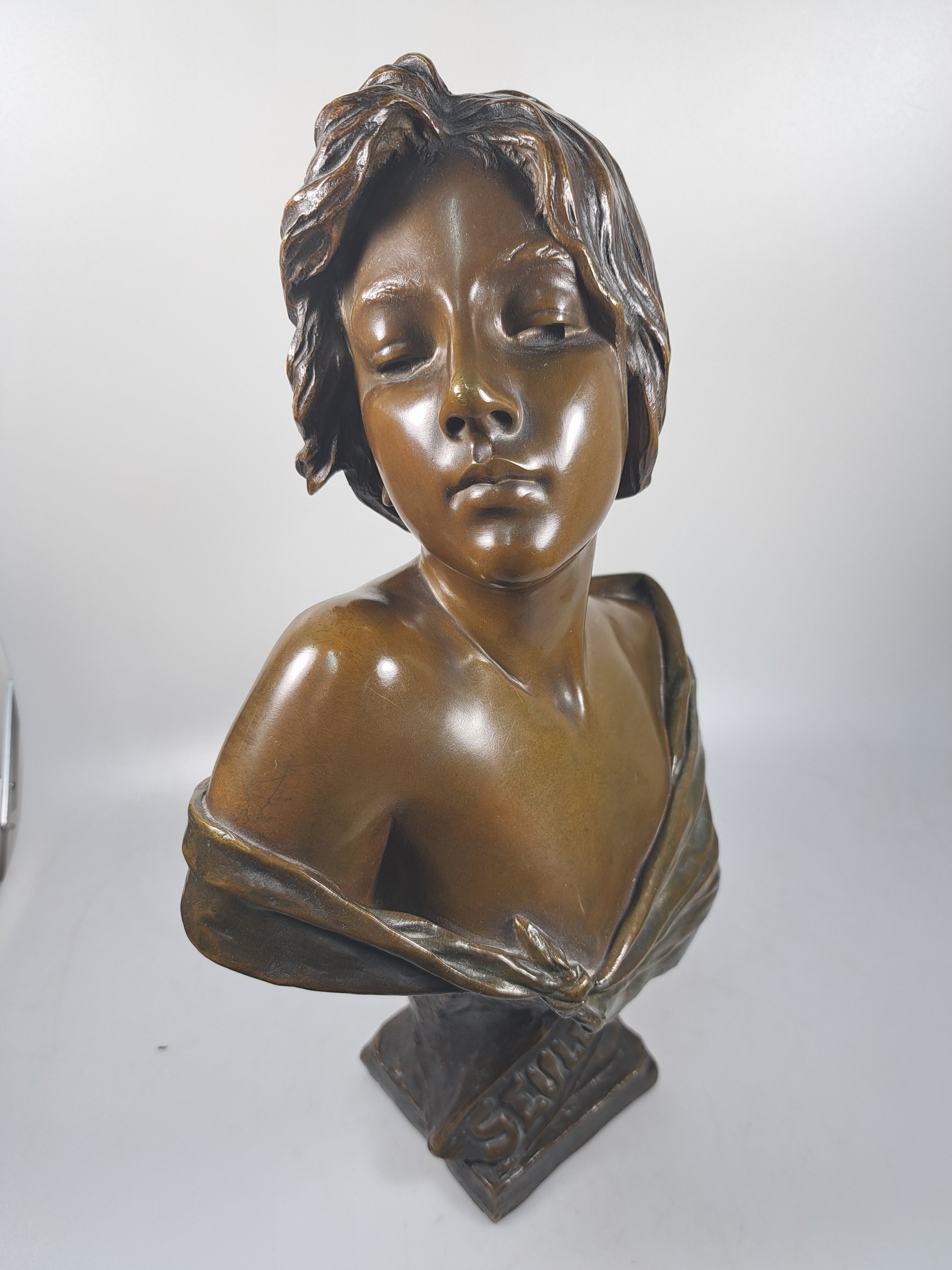 Detail b: Bronzefigur "Seule !" von Emmanuel Villanis (1858-1914), typische Jugendstilfigur, Frauenbüste mit melancholischem Blick, signiert, ...