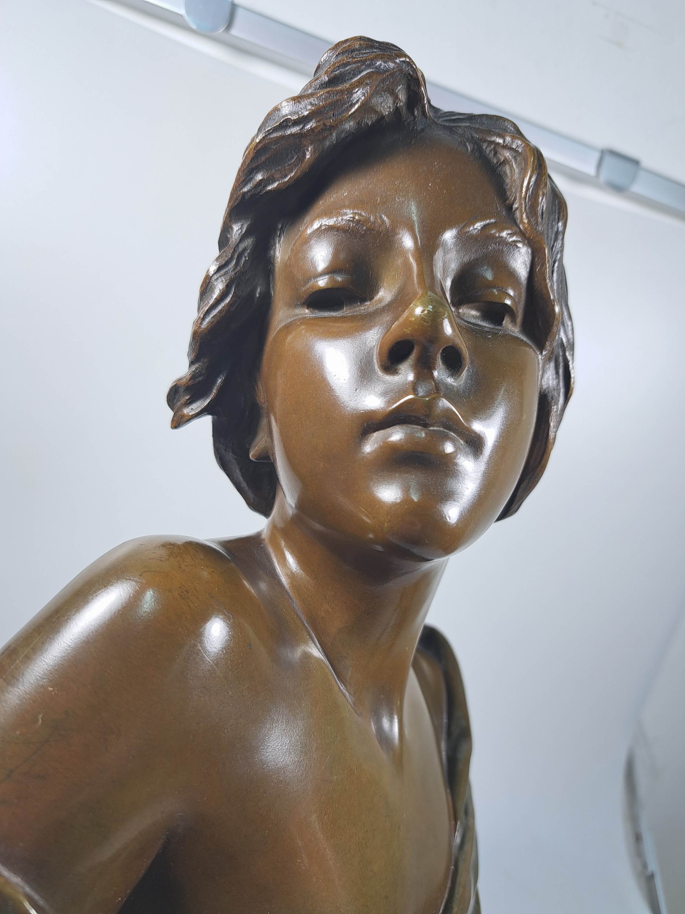 Detail c: Bronzefigur "Seule !" von Emmanuel Villanis (1858-1914), typische Jugendstilfigur, Frauenbüste mit melancholischem Blick, signiert, ...