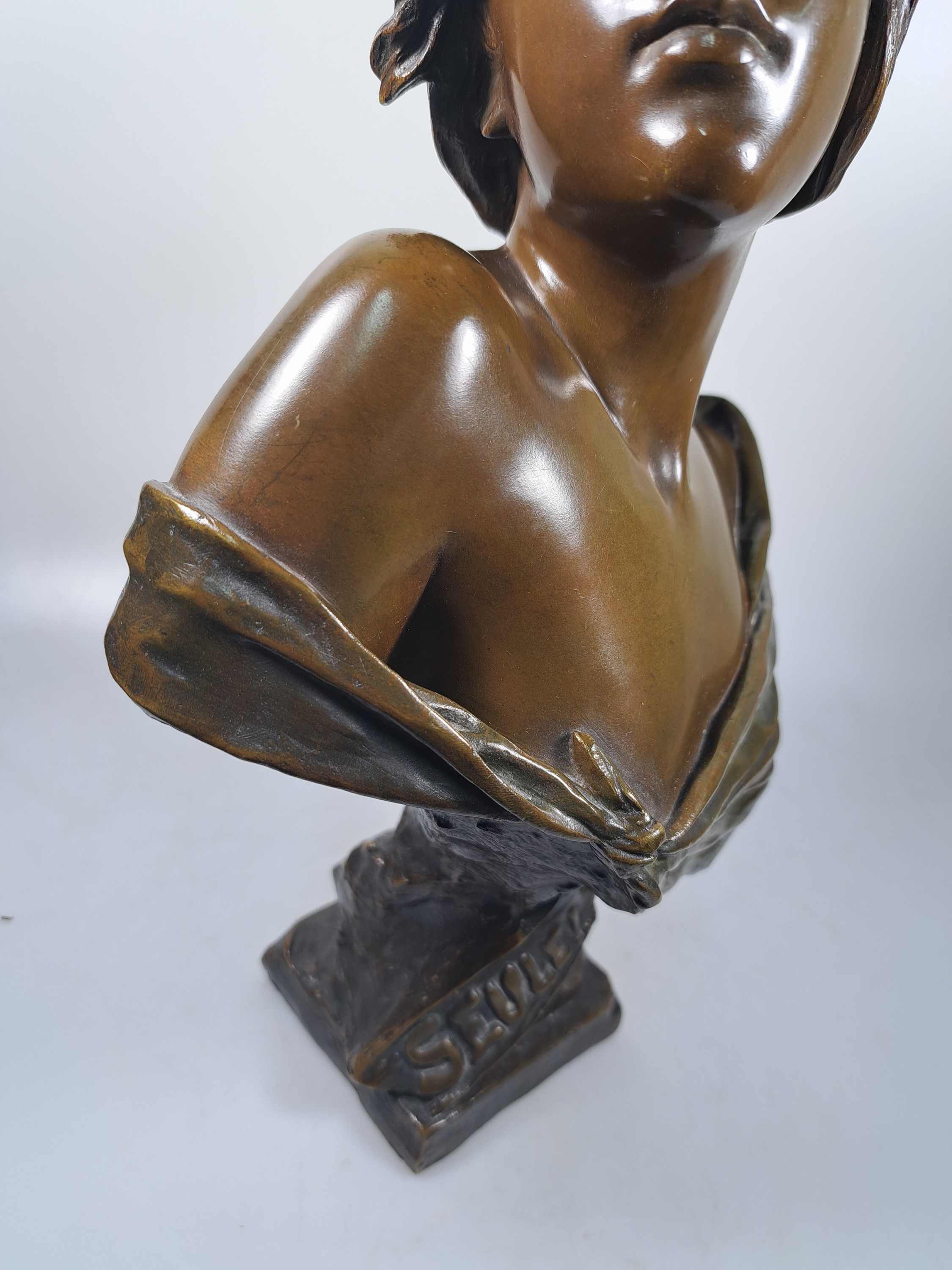 Detail d: Bronzefigur "Seule !" von Emmanuel Villanis (1858-1914), typische Jugendstilfigur, Frauenbüste mit melancholischem Blick, signiert, ...