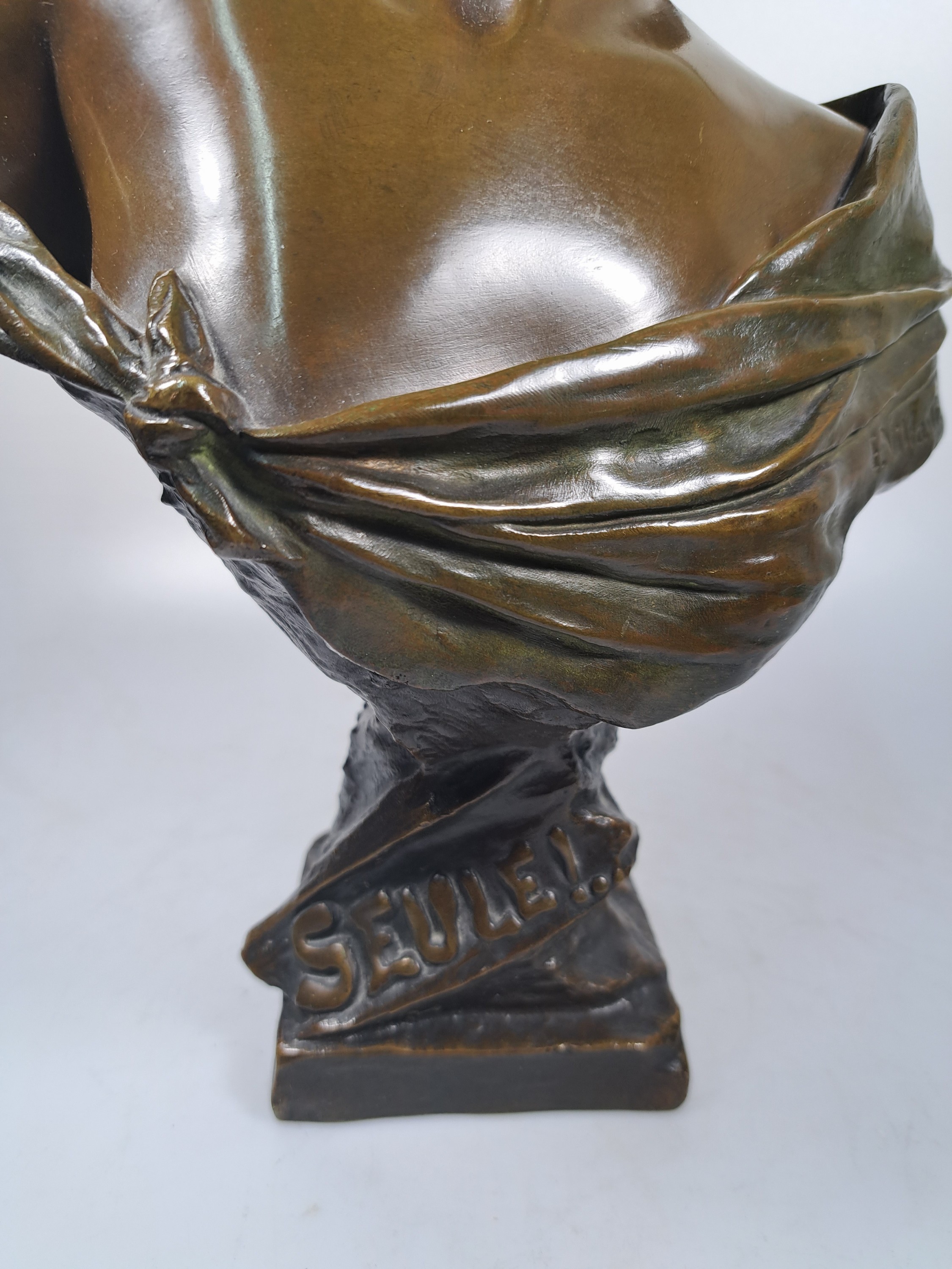 Detail e: Bronzefigur "Seule !" von Emmanuel Villanis (1858-1914), typische Jugendstilfigur, Frauenbüste mit melancholischem Blick, signiert, ...