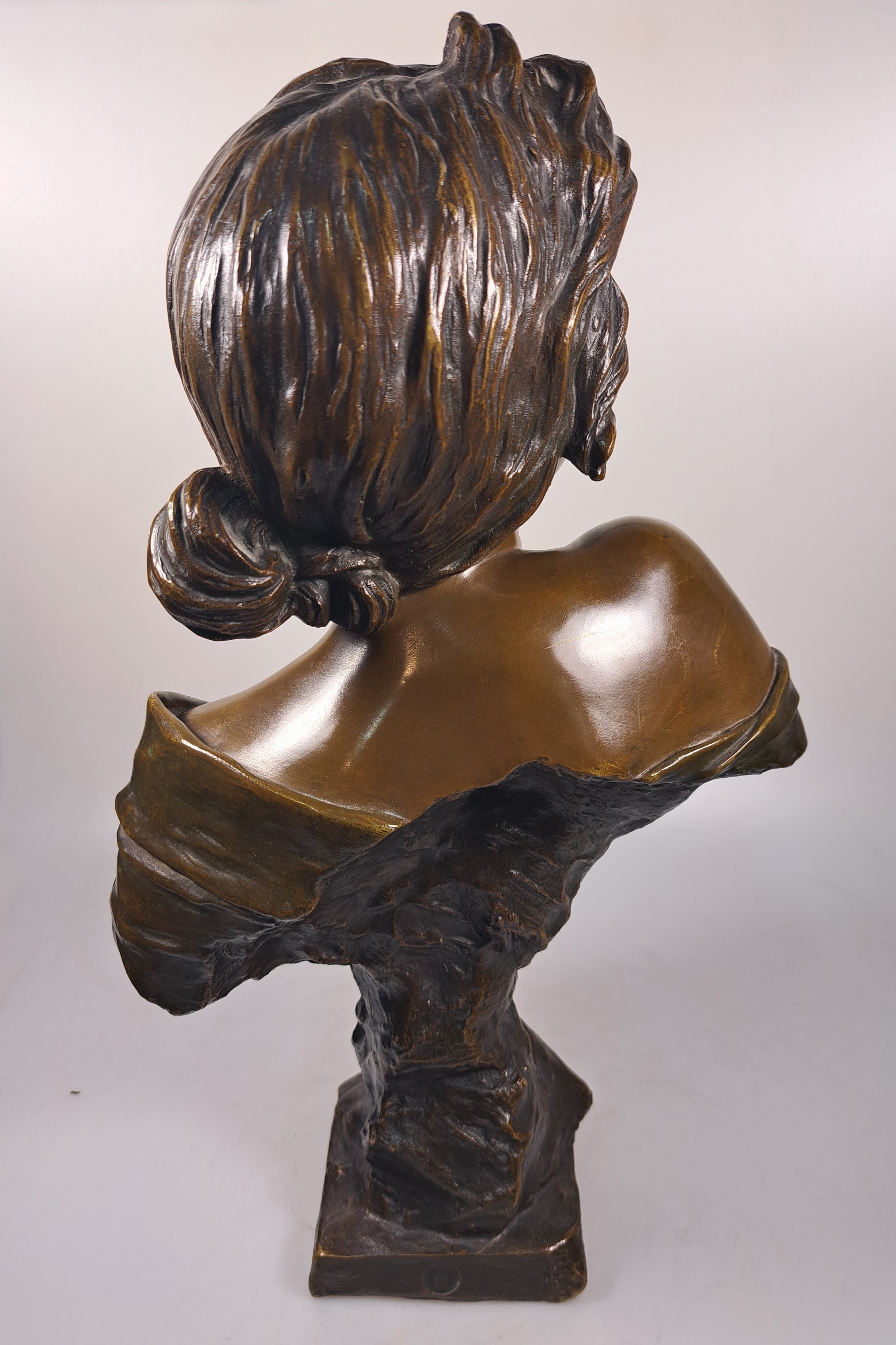 Detail g: Bronzefigur "Seule !" von Emmanuel Villanis (1858-1914), typische Jugendstilfigur, Frauenbüste mit melancholischem Blick, signiert, ...