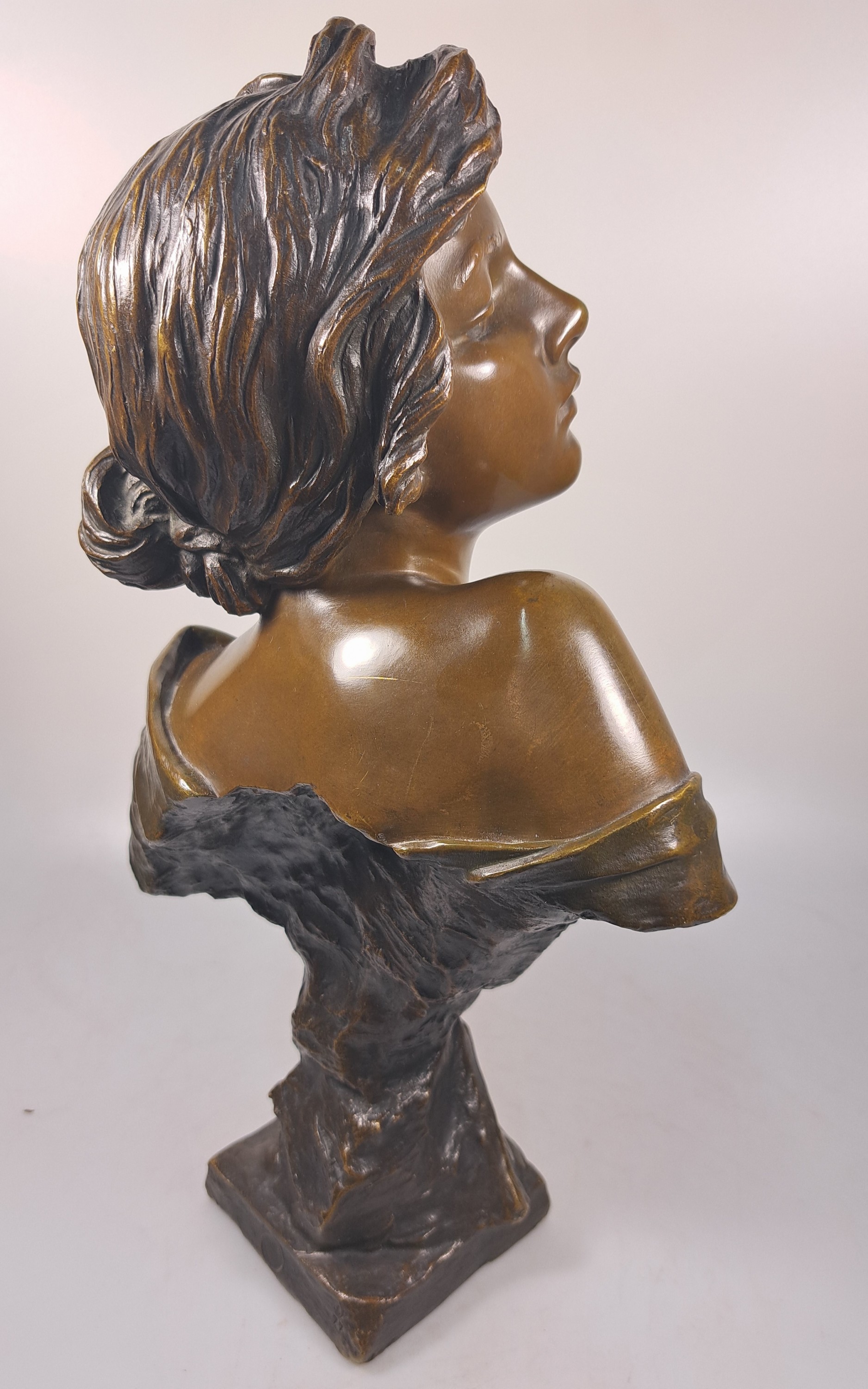 Detail i: Bronzefigur "Seule !" von Emmanuel Villanis (1858-1914), typische Jugendstilfigur, Frauenbüste mit melancholischem Blick, signiert, ...