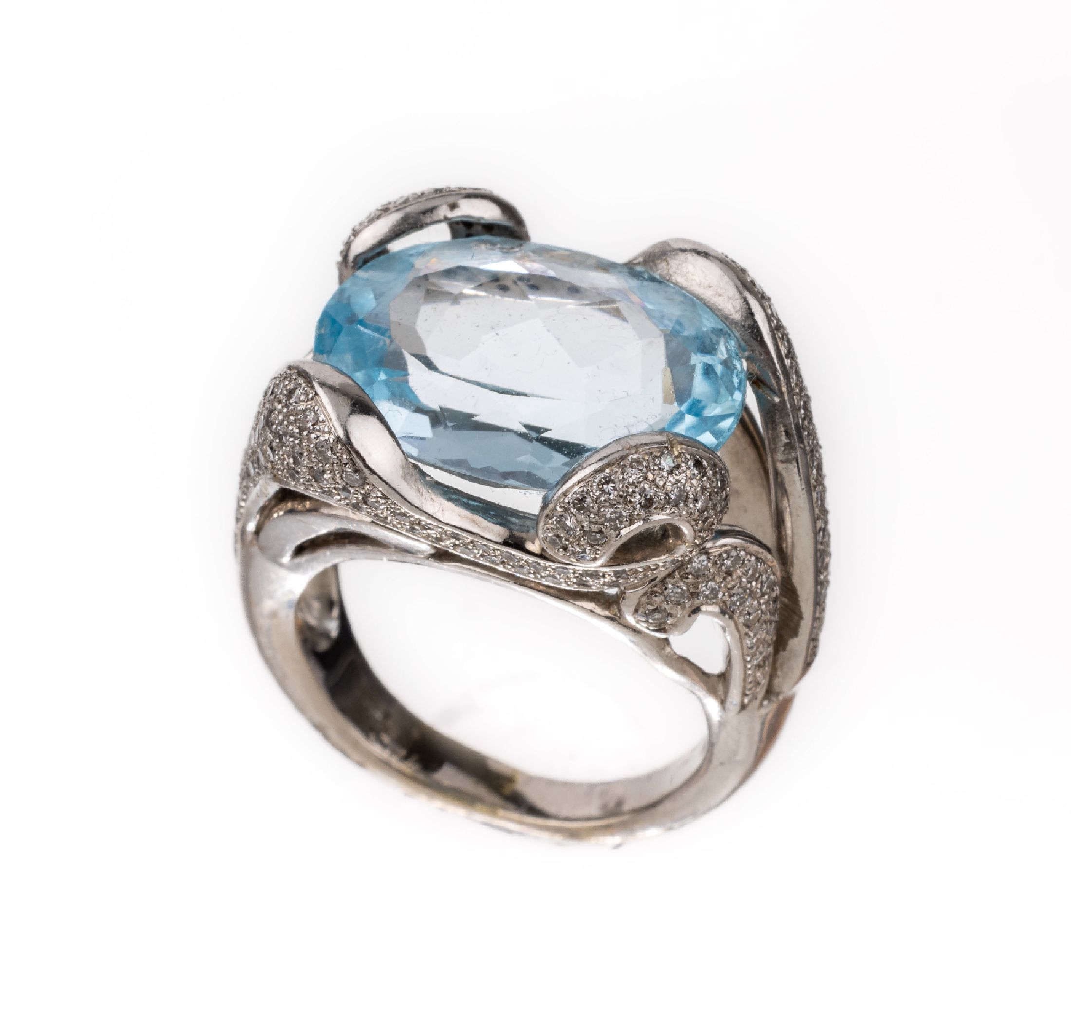 18 kt Gold Topas-Diamant-Ring, WG 750/000, ovalfacett. Topas (beh.) ca. 10 ct, 8/8- Diamanten zus. ca. 0.60 ct Weiß/si, ausgefallener Entwurf, ca. ...