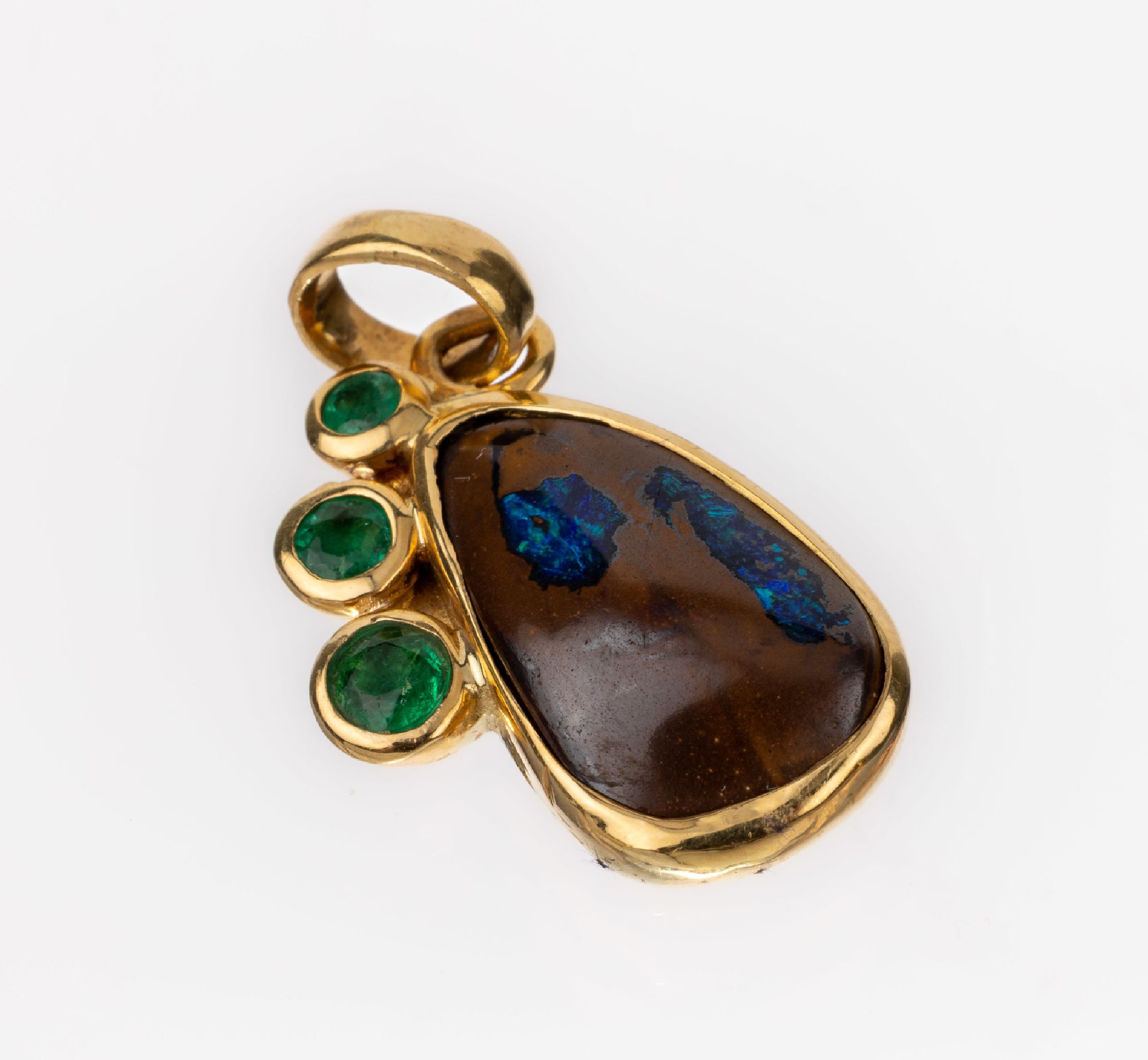 18 kt Gold Boulderopal-Smaragd-Anhänger, GG750/000, Boulderopal ca. 5.0 ct, 3 rundfacett.Smaragde ca. 0.35 ct, L. ca. 3 cm, ca. 6.0 g