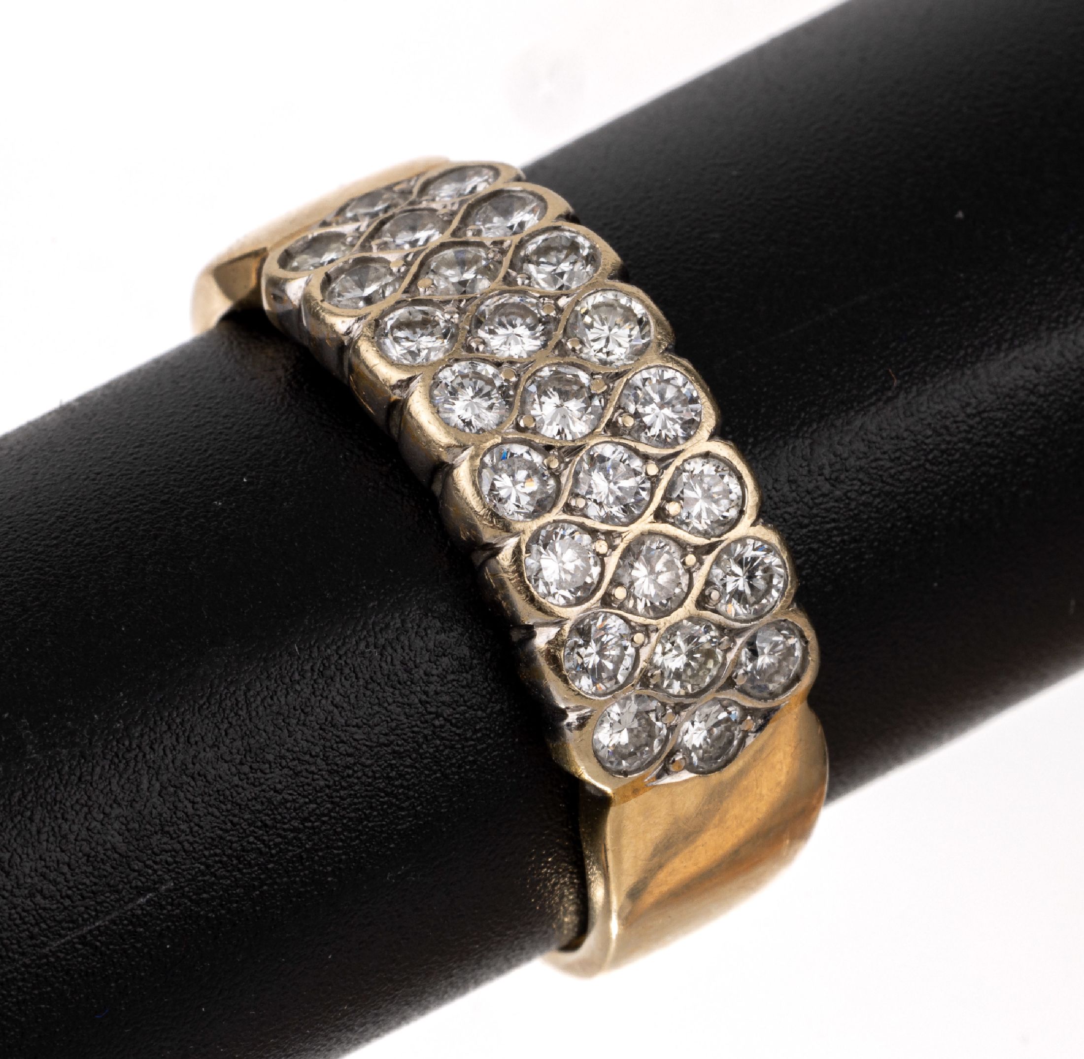 18 kt Gold Brillant-Ring, GG/WG 750/000, 25 Brillanten zus. ca. 1.30 ct Weiß/si, ca. 9.8 g, RW 66, pers. Widmung innen