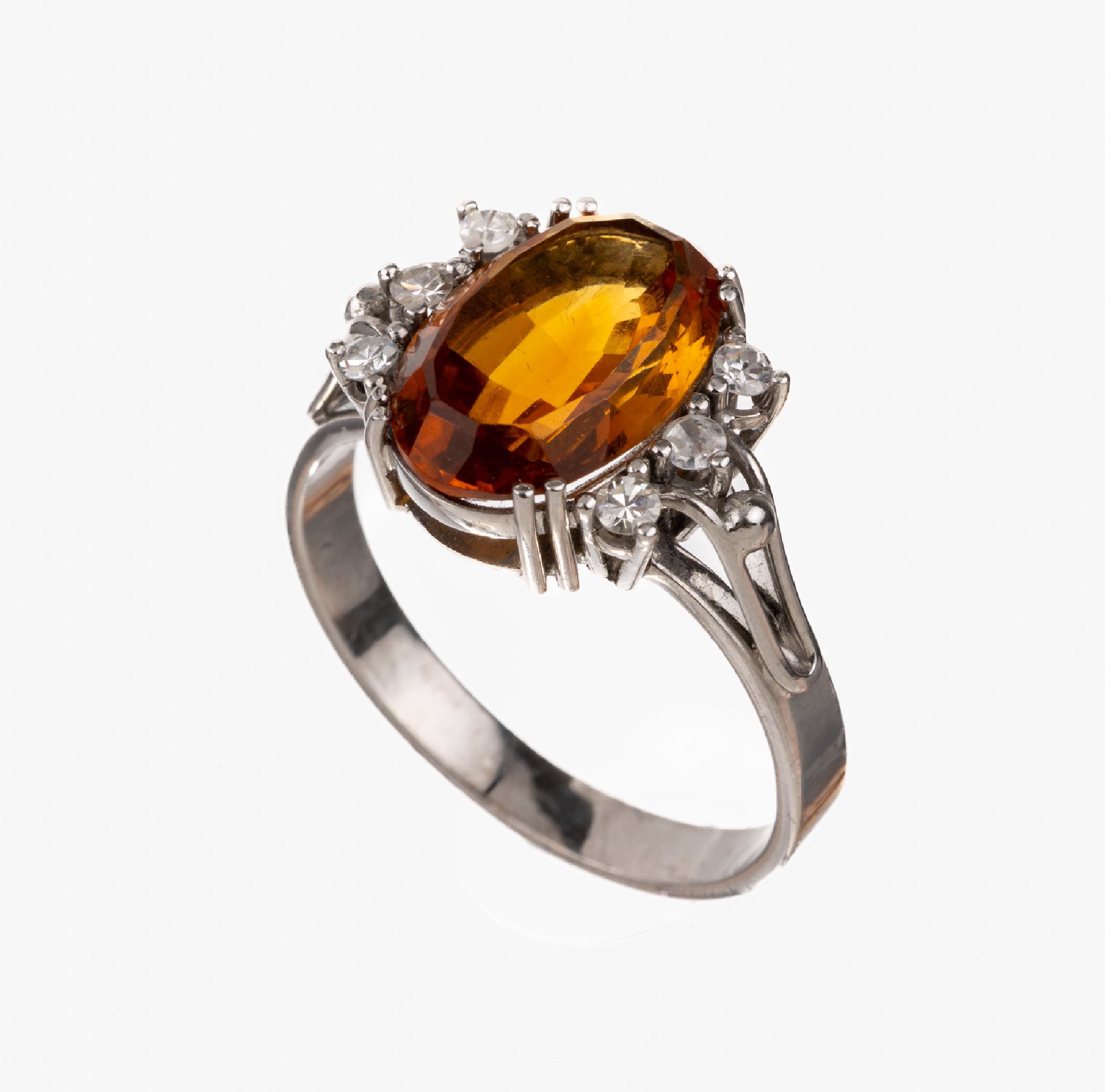 14 kt Gold Topas-Diamant-Ring, WG 585/000, oval facett. Topas ca. 6.0 ct, 6 8/8-Diamantenzus. ca. 0.12 ct Weiß/si, ca. 4.6 g, RW 58