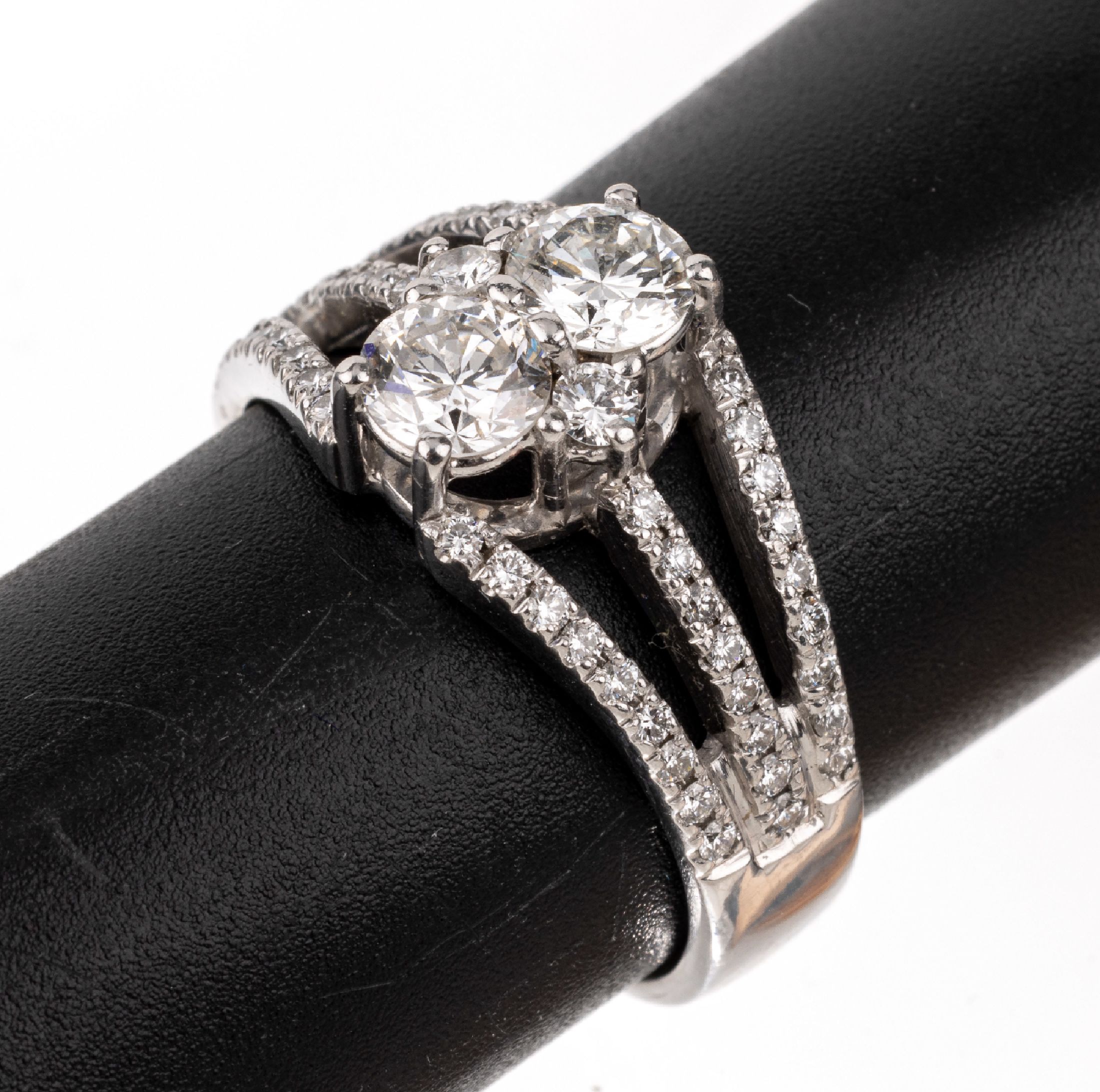18 kt Gold Brillant-Ring, WG 750/000, 2 erhaben gefasste Brillanten zus. ca. 0.90 ct Weiß/si, 54 weitere Brillanten zus. ca. 0.20 ct Weiß/si, RW ...