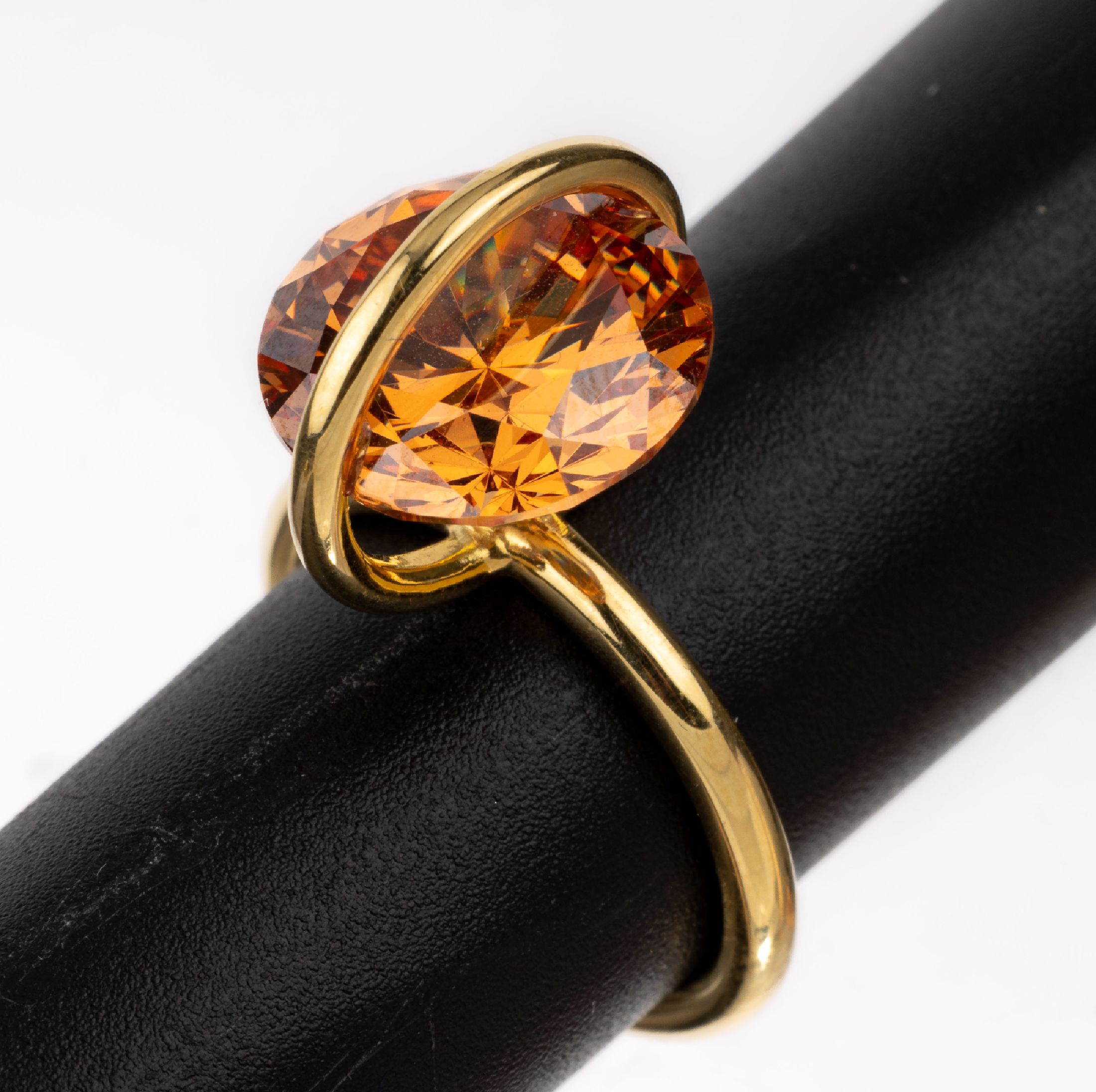 18 kt Gold Zirkon-Ring, GG 750/000, außergewöhnliche Gestaltung, rundfacett. orangefarb. Zirkon, RW 53, ca. 7.7 g