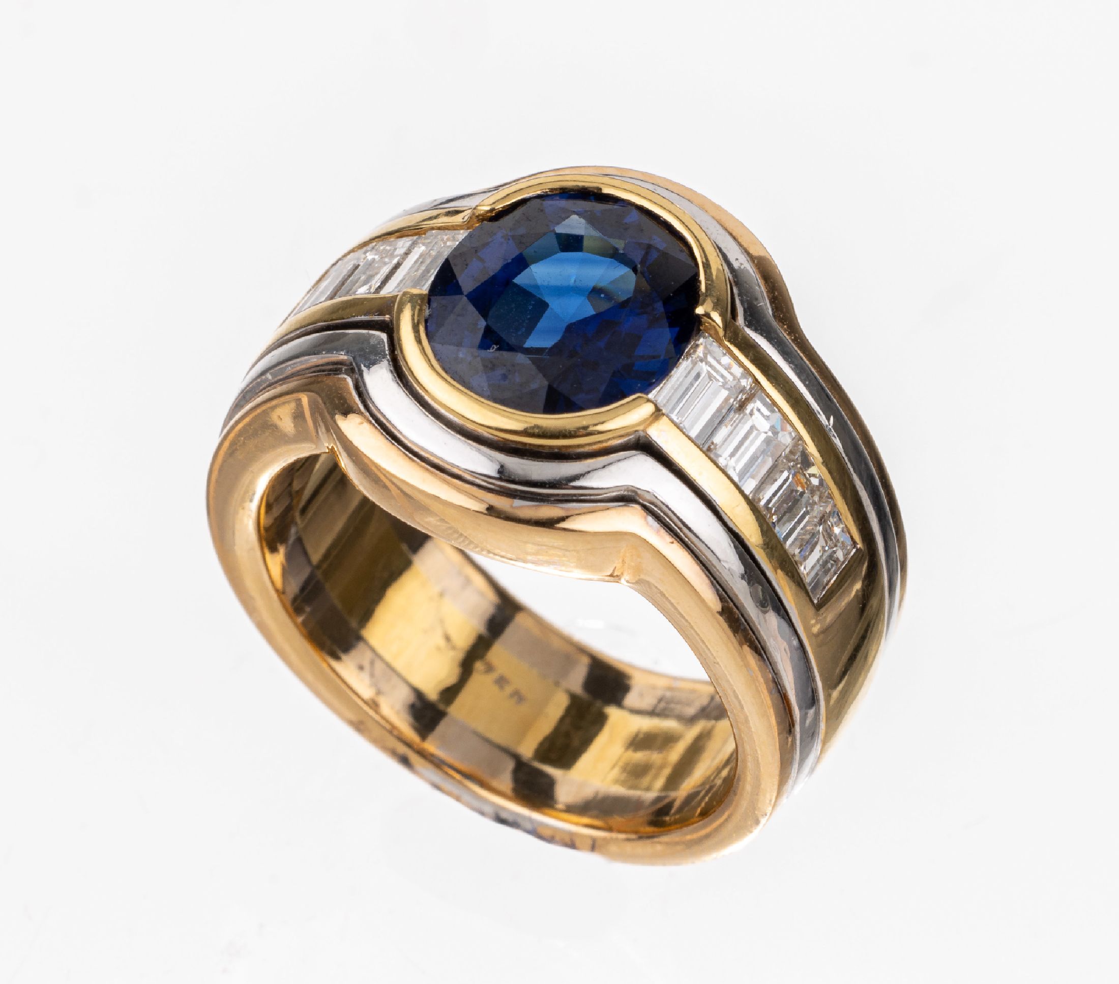 18 kt Gold Saphir-Diamant-Ring, GG/WG 750/000, ovalfacett. Saphir von guter Farbe ca. 3.14 ct, 8 Diamantbaguettes zus. ca. 0.92 ct Weiß/si, RW 53, ...