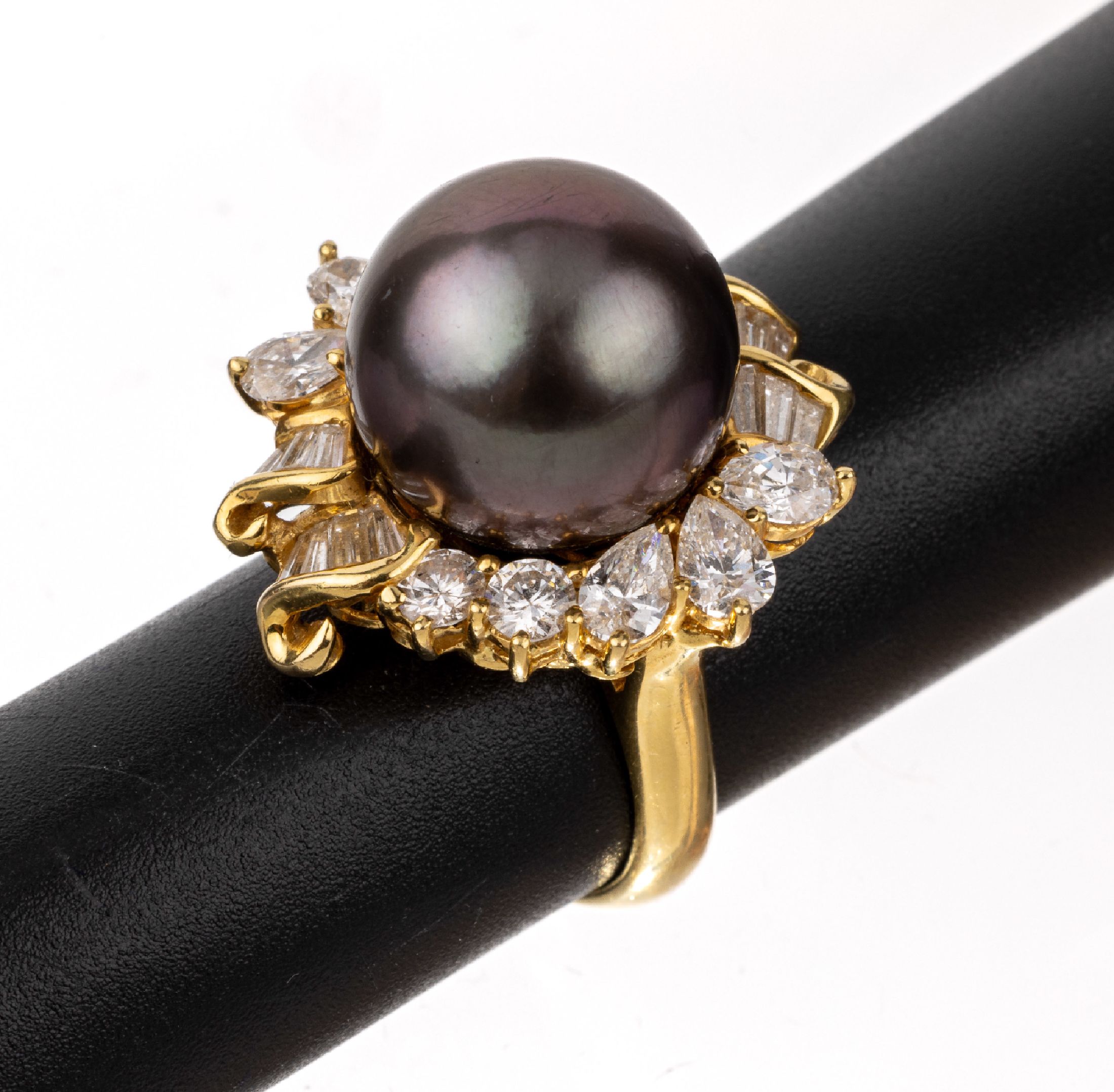 18 kt Gold Tahitizuchtperle-Diamant-Ring, GG 750/000, mittig mit einer grauen Perle, D. ca. 14 mm, Brillanten, Diamanttropfen und - baguettes zus. ...