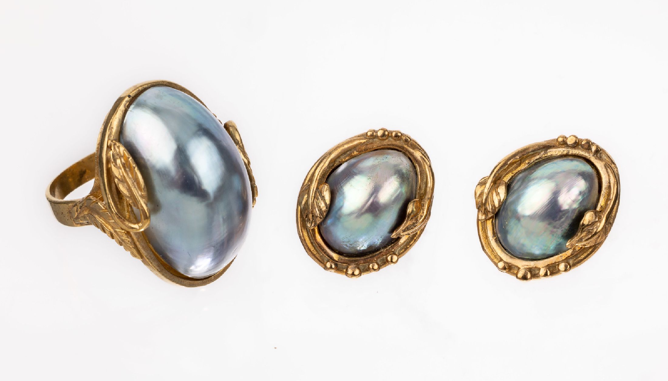 8 kt Gold Mabeperl-Schmuckset, GG 585/000, bestehend aus Paar Ohrstecker und Ring, Granulat- und Blattverz., Mabeperlen grünlich grau lüstrierend, ...