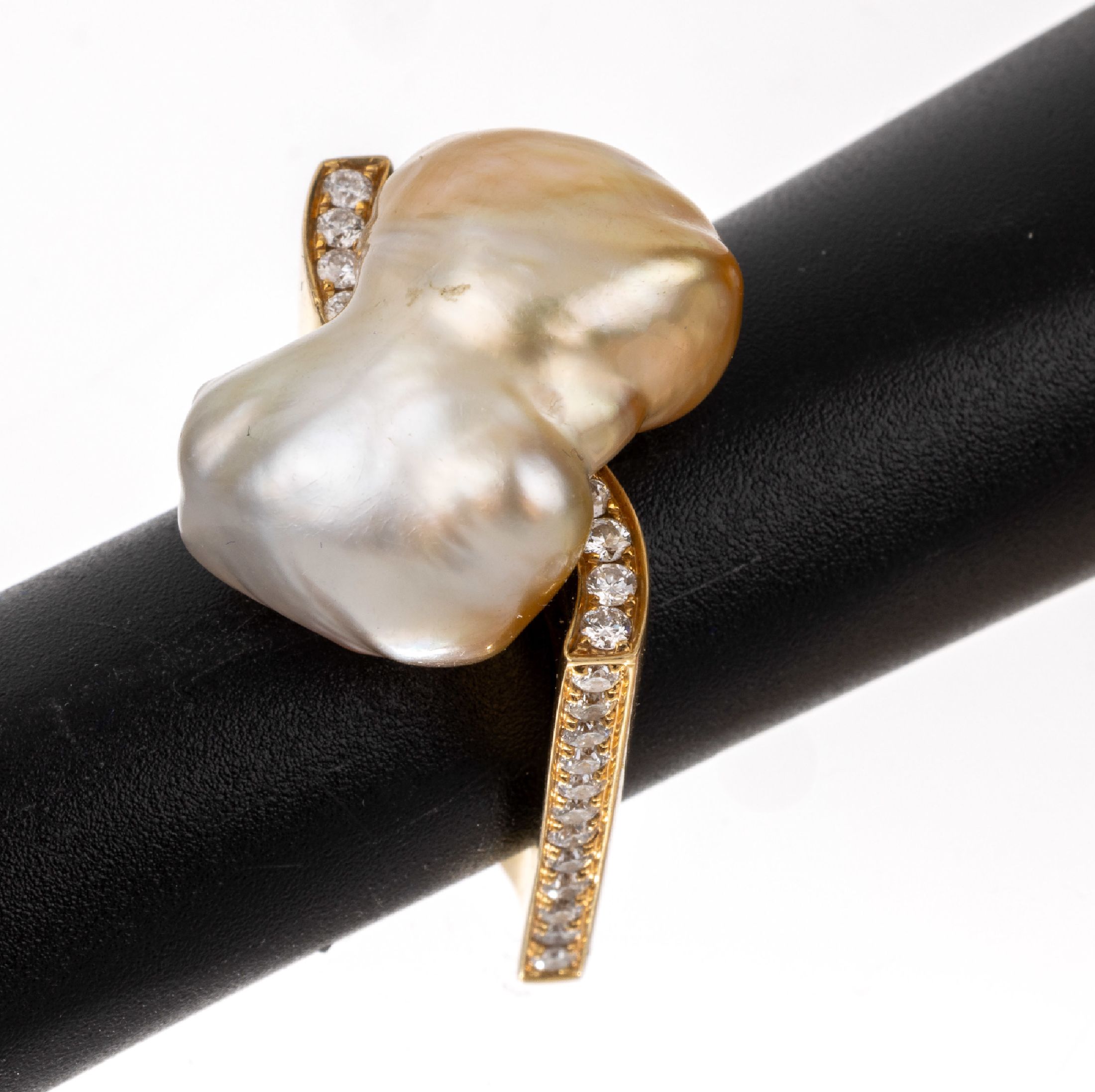 18 kt Gold Keshiperle-Brillant-Ring, GG 750/000, außergewöhnliche Gestaltung, mittig große barocke Perle mit schönem Farbverlauf, 32 Brillanten ...