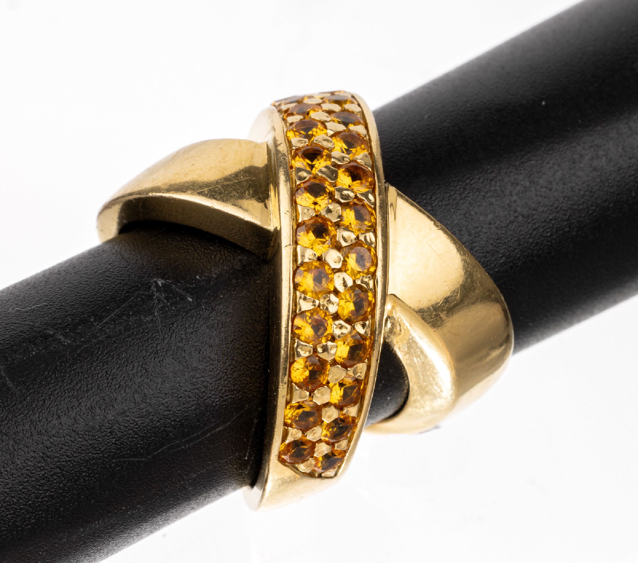 18 kt Gold Citrin-Ring, WG 750/000, gekreuzte Ringschiene, 24 rundfacett. Citrine zus. ca. 2.0 ct, RW 55, ca. 13.3 g