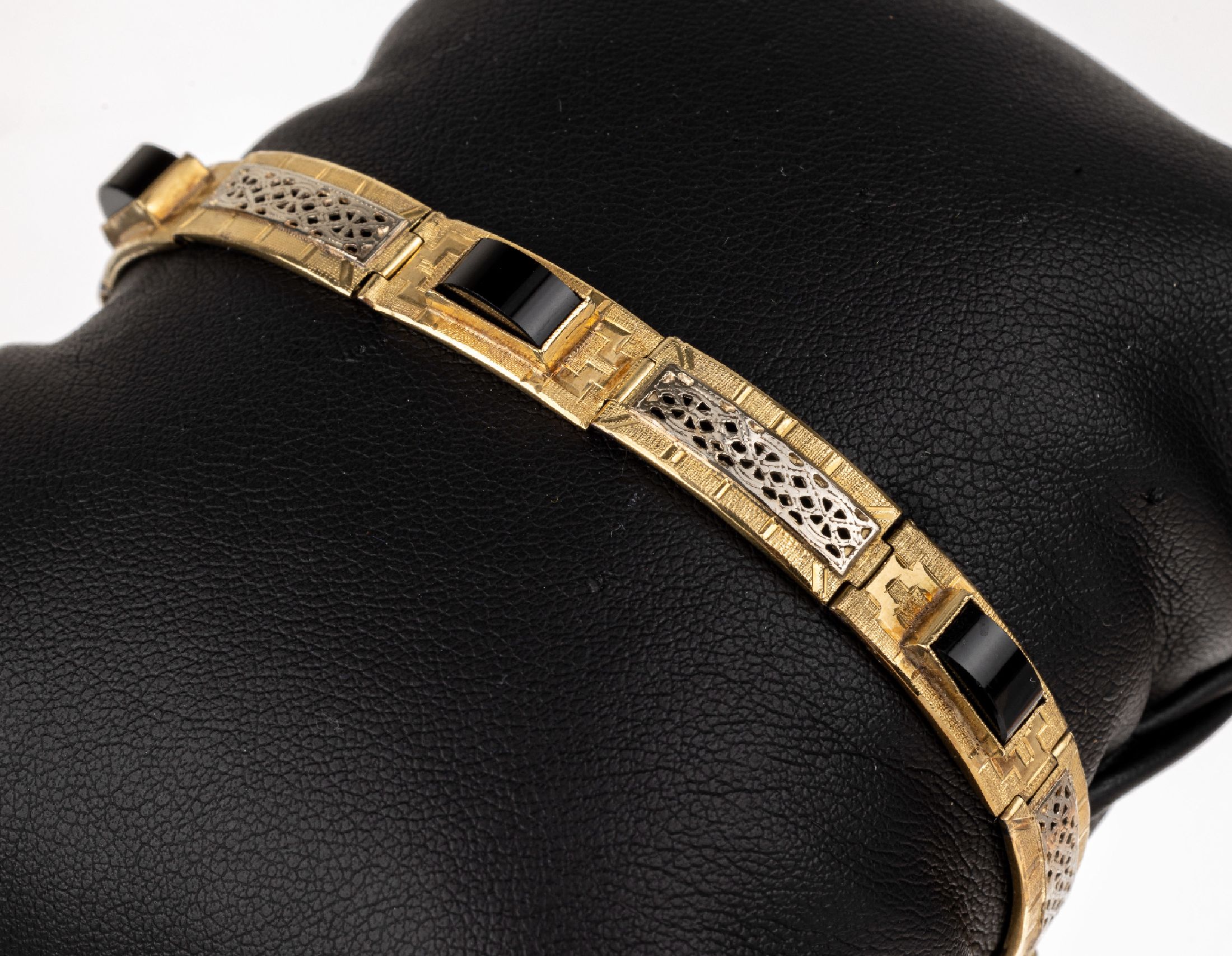 14 kt Gold Onyx-Armband, GG/WG 585/000, 1930er Jahre, eingelegte Onyxscheiben, Durchbrucharbeit, Datierung von 1931, Sicherheitsacht fehlt, ca. 9.9 ...