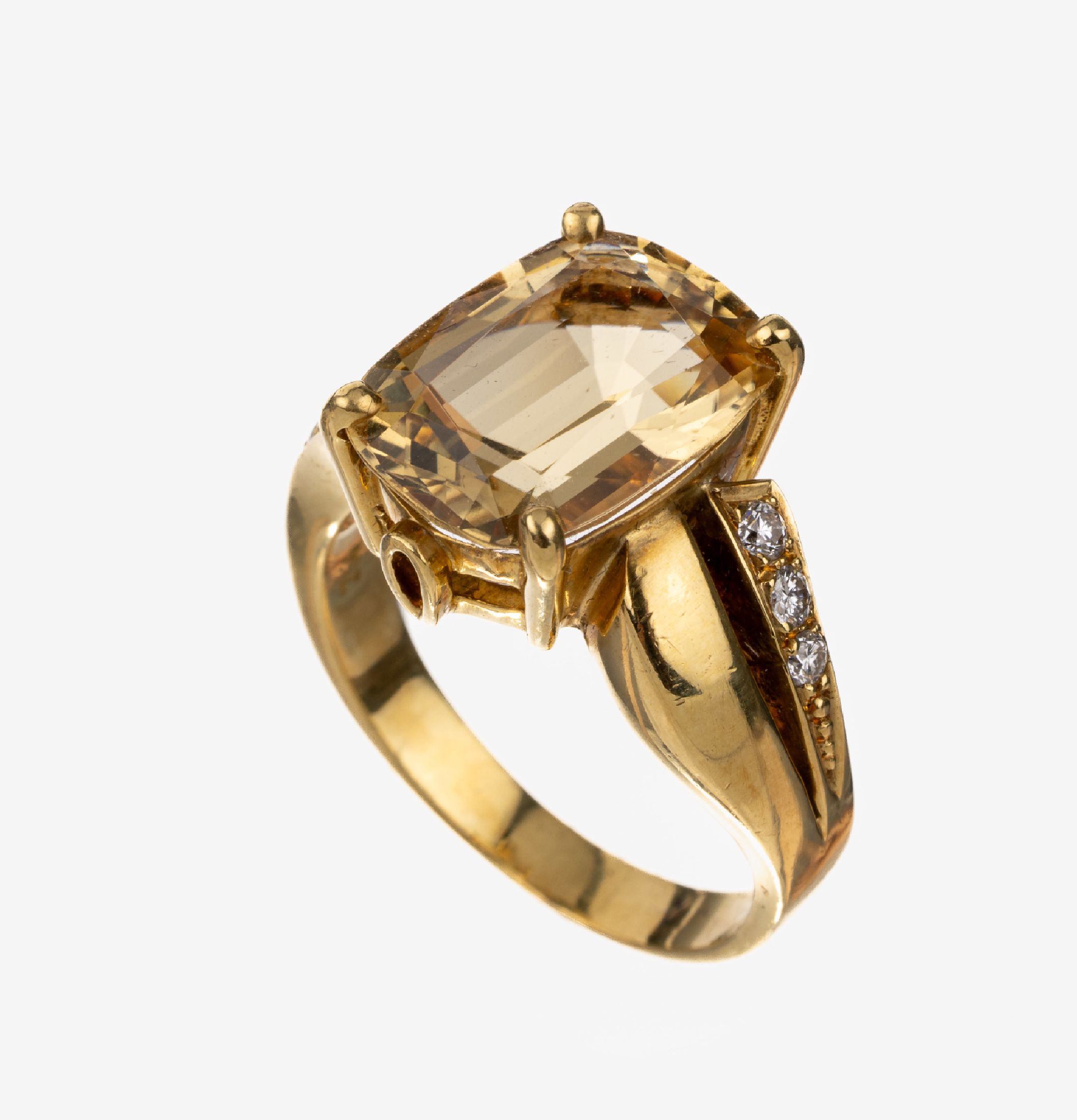 18 kt Gold Brillant-Citrin-Ring, GG 750/000, facett. Citrin ca. 6.00 ct, seitl. 6 Brillanten zus. ca. 0.25 ct Weiß/si, RW 56, ca. 10.8 g
