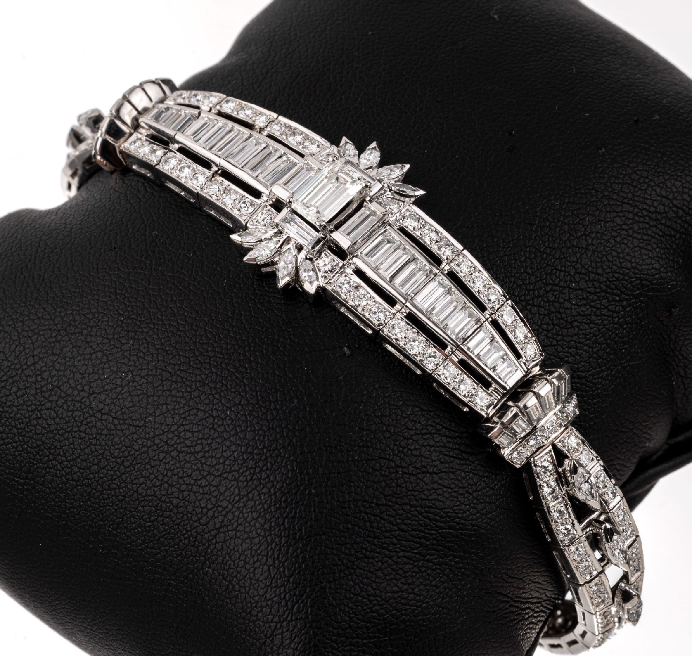 Platin Diamant-Armband, Pt. gepr., prunkvoll, 138 Brillanten, 14 Diamantnavettes und 21 Diamantbaguettes zus. ca. 10.05 ct Weiß-l.get.Weiß/si-p, ...