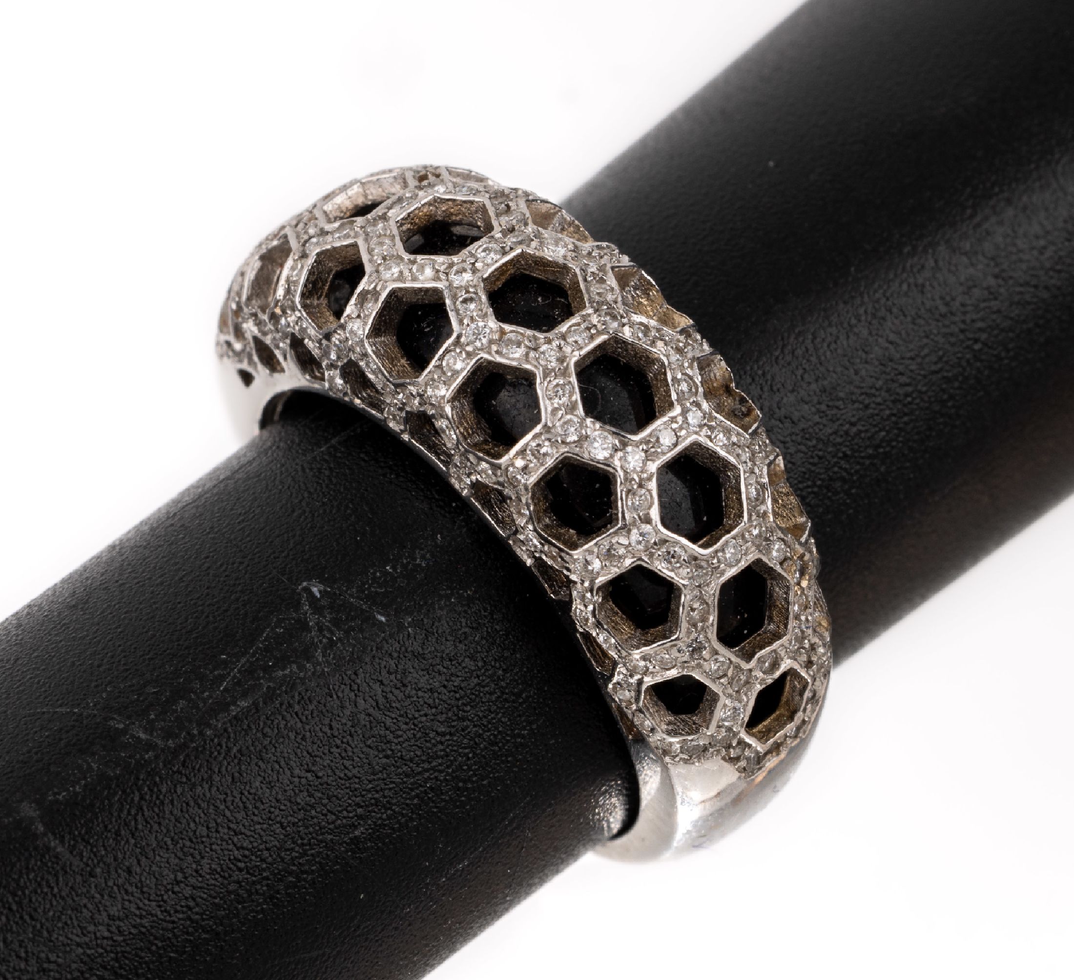 18 kt Gold Brillant-Onyx-Ring, WG 750/000, Ringkopf durchbrochen mit Onyxeinlage, Brillanten zus. ca. 1.0 ct Weiß/si, RW 53, ca.9.1 g