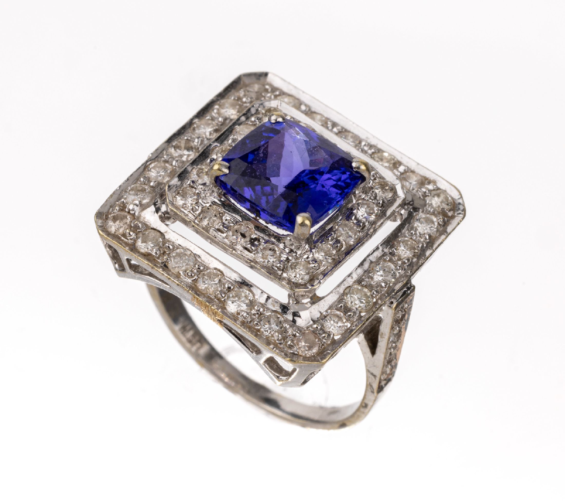 14 kt Gold Tansanit-Brillant-Ring, WG 585/000, erhaben gefasster facett. Tansanit ca. 2.2 ct, 48 Brillanten zus. ca. 1.2 ct Weiß/si-p, RW 58, ca. ...