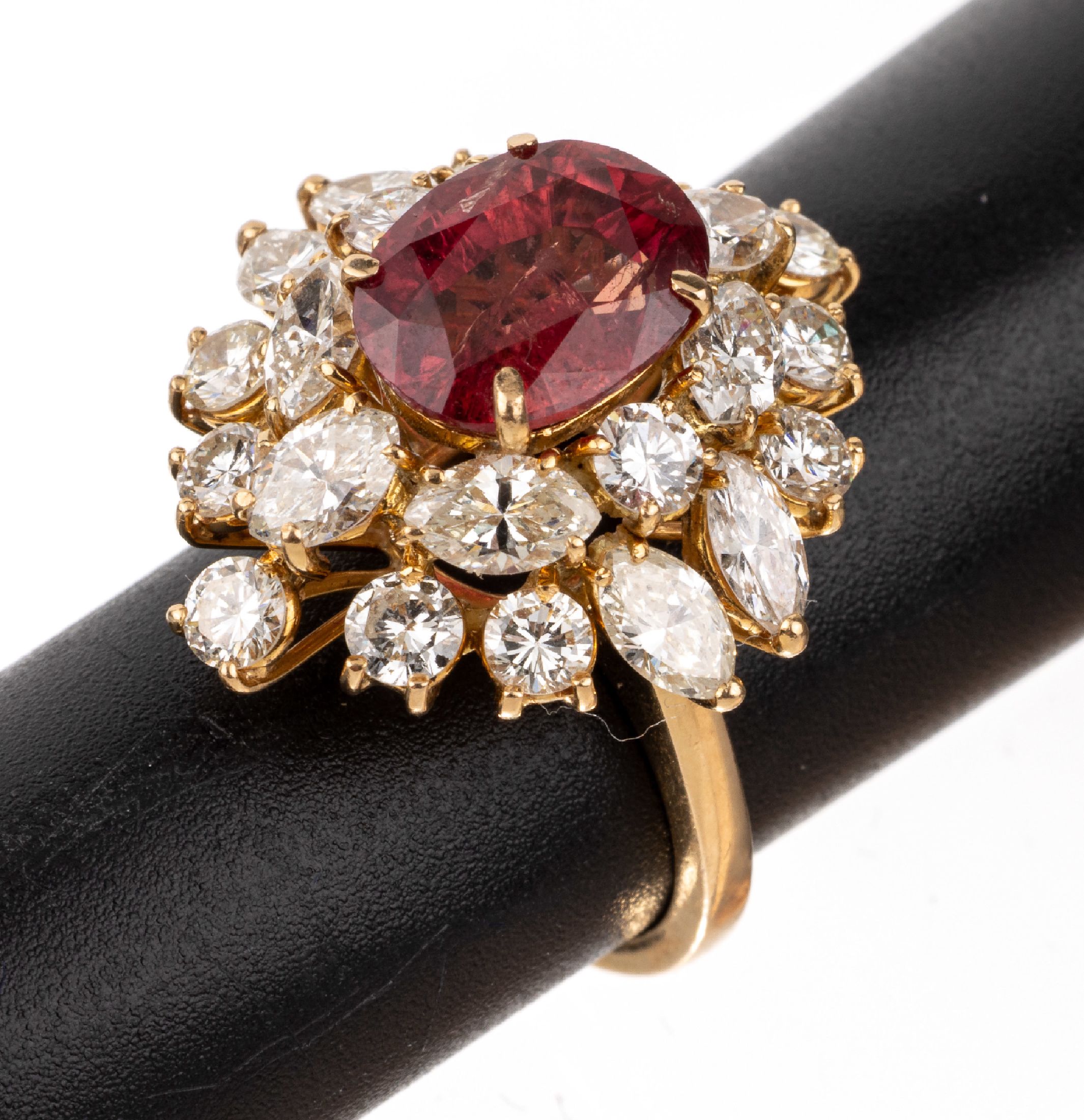 18 kt Gold Rubin-Diamant-Ring, GG 750/000, ovalfacett. Rubin ca. 3.90 ct, Brillanten und Diam.-Navettes zus. ca. 3 ct l.get.Weiß/si, ca. 7.2 g, RW ...