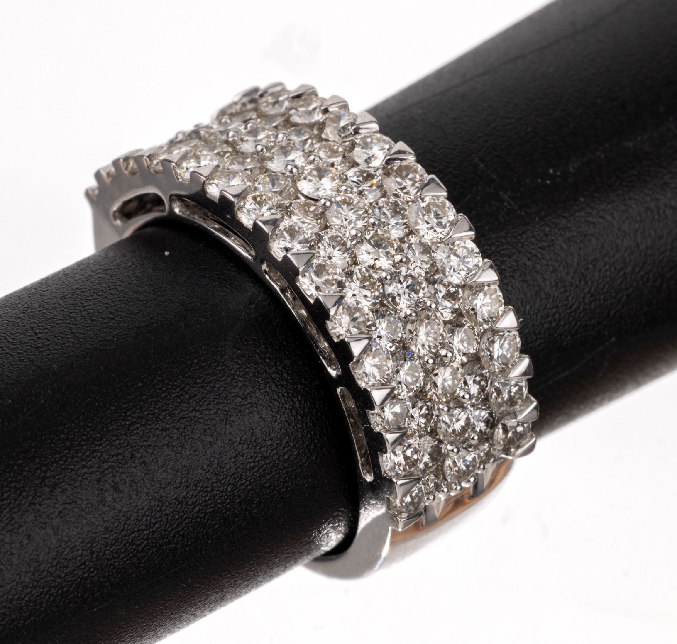 18 kt Gold Brillant-Ring, WG 750/000, 72 Brillanten zus. ca. 2.67 ct (grav.) l.get.Weiß-Weiß/si, RW 54, ca. 9.3 g