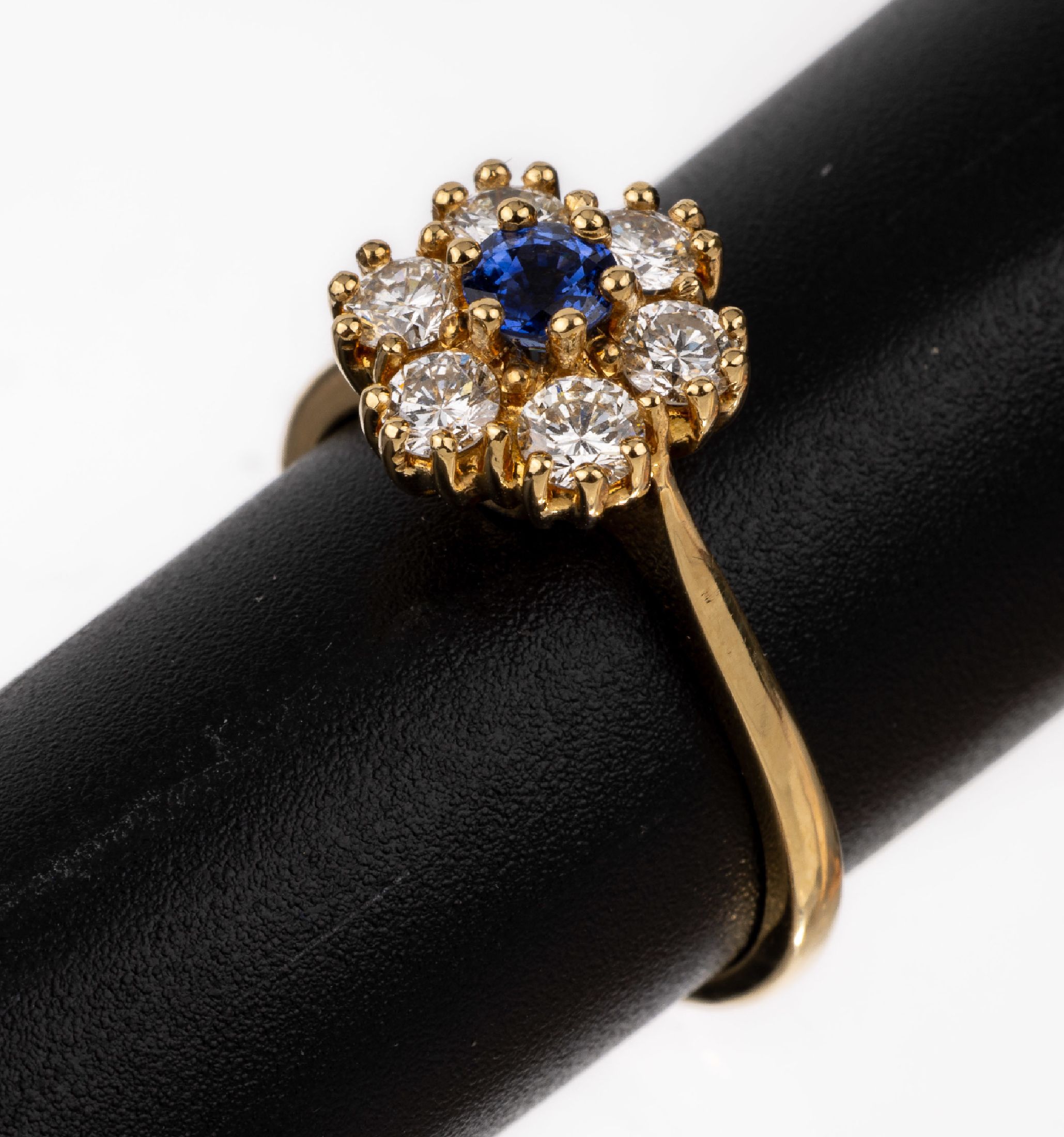 18 kt Gold Brillant-Saphir Ring, GG 750/000, mittig mit einem rundfacett. Saphir ca. 0.15 ct, umgeben von 6 Brillanten zus. ca.0.30 ct Weiß/si, RW ...