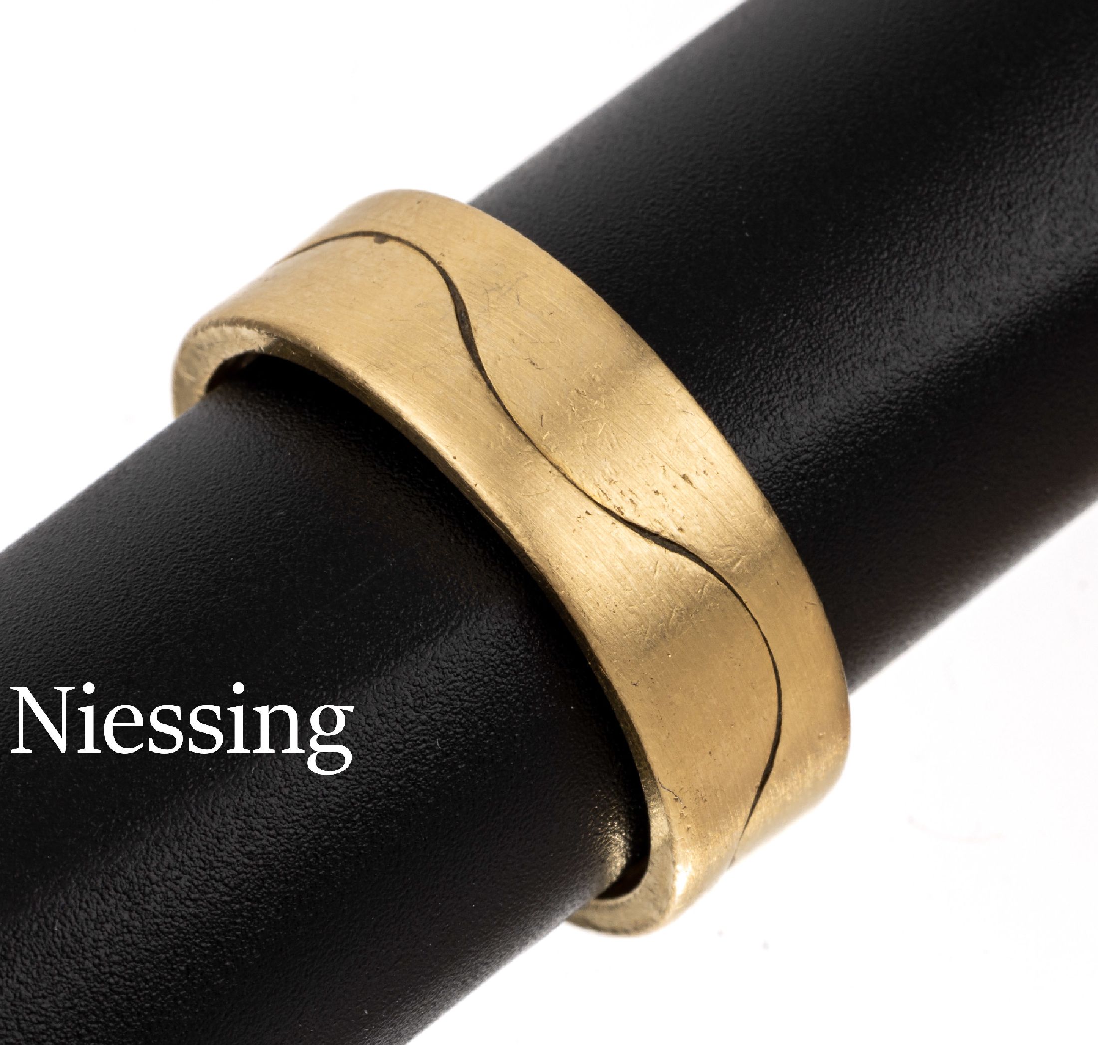 18 kt Gold NIESSING Ring, GG 750/000, seidenmattiert, innen mit Namensgravur, RW 68,ca. 17.5 g