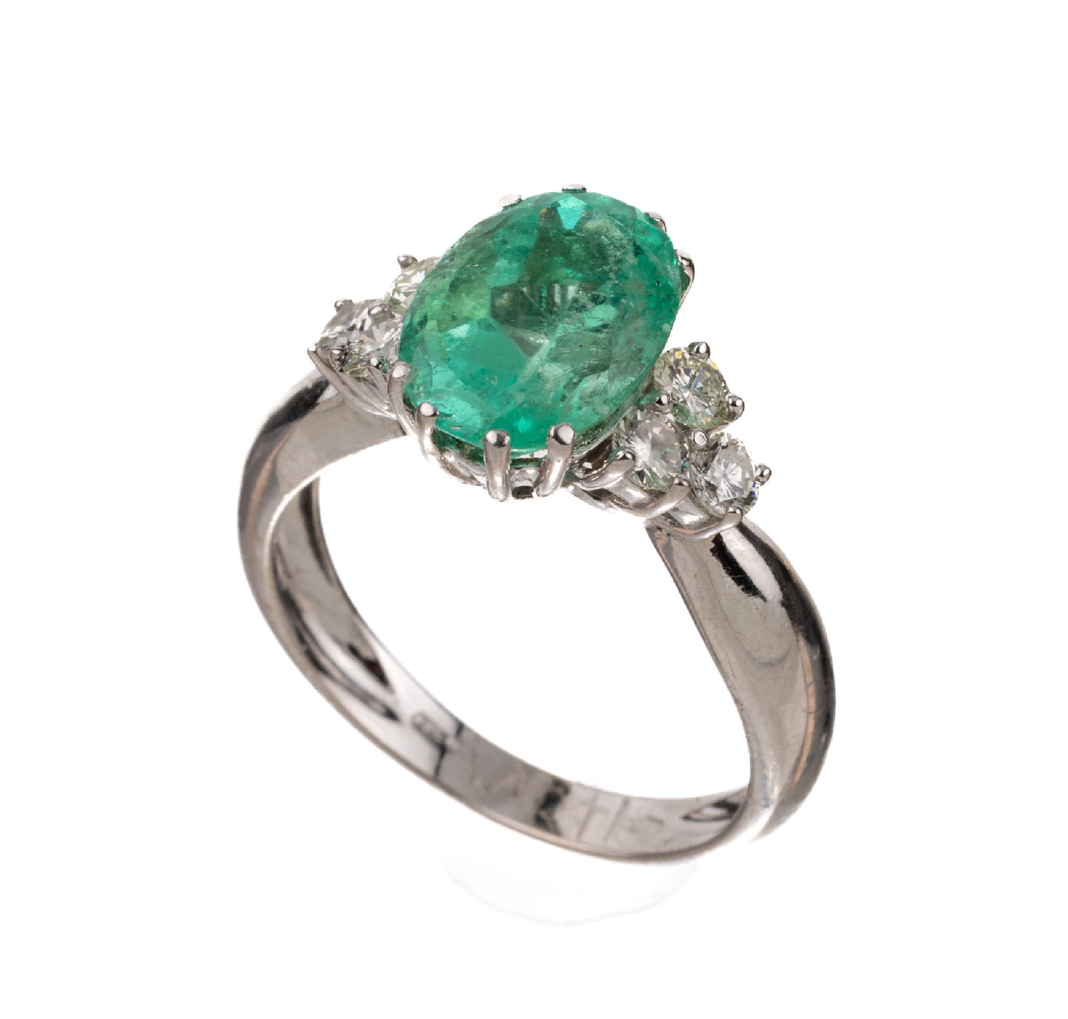 18 kt Gold Smaragd-Brillant-Ring, WG 750/000, mittig oval facett. Smaragd ca. 2.0 ct, erhaben gefasst, 6 Brillanten zus. ca. 0.30 ct Weiß/si, RW ...