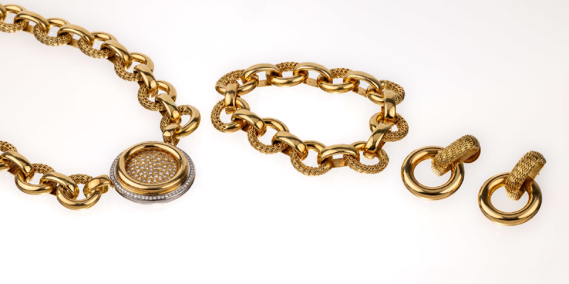 18 kt Gold Brillant-Schmuckset, GG 750/000,best. aus: 1 Collier, Mittelteil GG und WG mit149 Brillanten zus. ca. 1.25 ct feines Weiß- Weiß/vs-si, ...