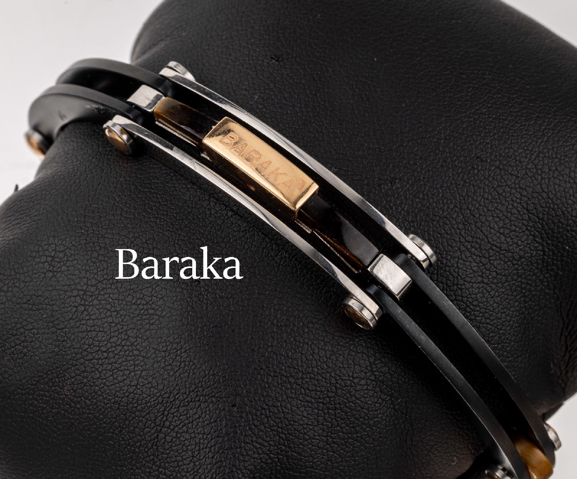 BARAKA Armband mit Tigerauge, GG 750/000 und Stahl, z.T. verchromt und geschwärzt, Emblem und Kugelabschlüsse in GG, bewegl. gearbeitet, D. ca. 7 ...