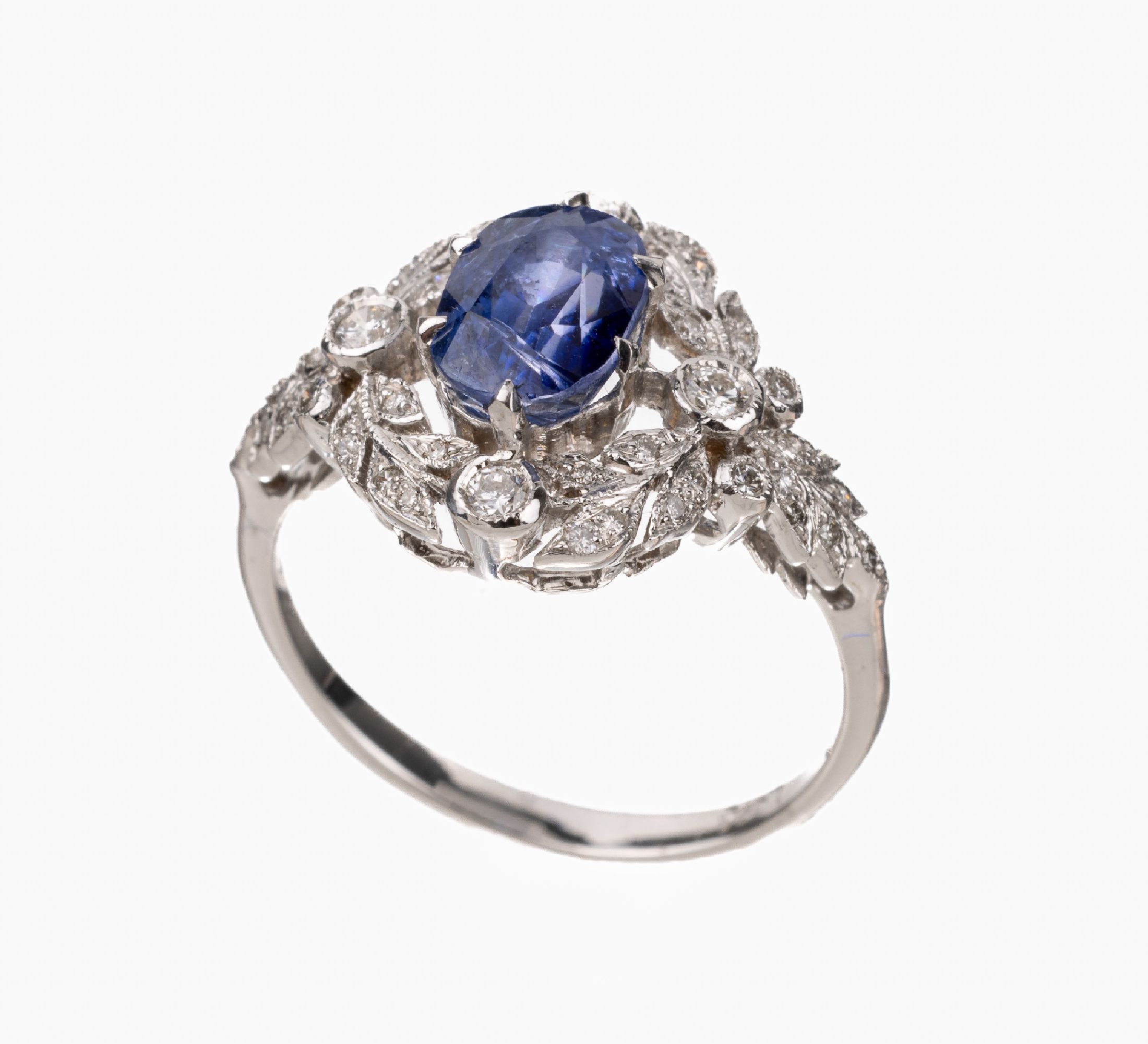18 kt Gold Saphir-Diamant-Ring, WG 750/000,ovalfacett. Saphir ca. 2.18 ct, Altschliffdiamanten und Diamantrosen zus. ca. 0.40 ct Weiß/si, ca. 3.7 ...