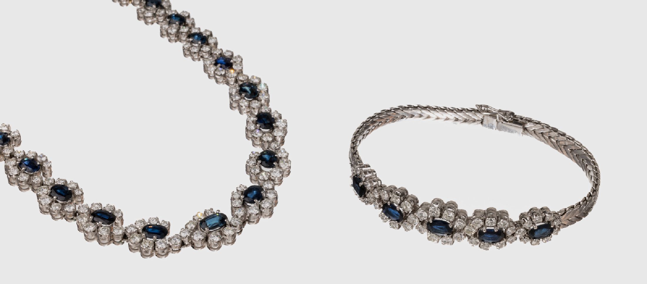 18 kt Gold Brillant-Saphir-Schmuckset, WG 750/000, best. aus: Collier und Armband, ca. 230 Brillanten zus. ca. 22.0 ct feines Weiß- Weiß/vs-si, 35 ...