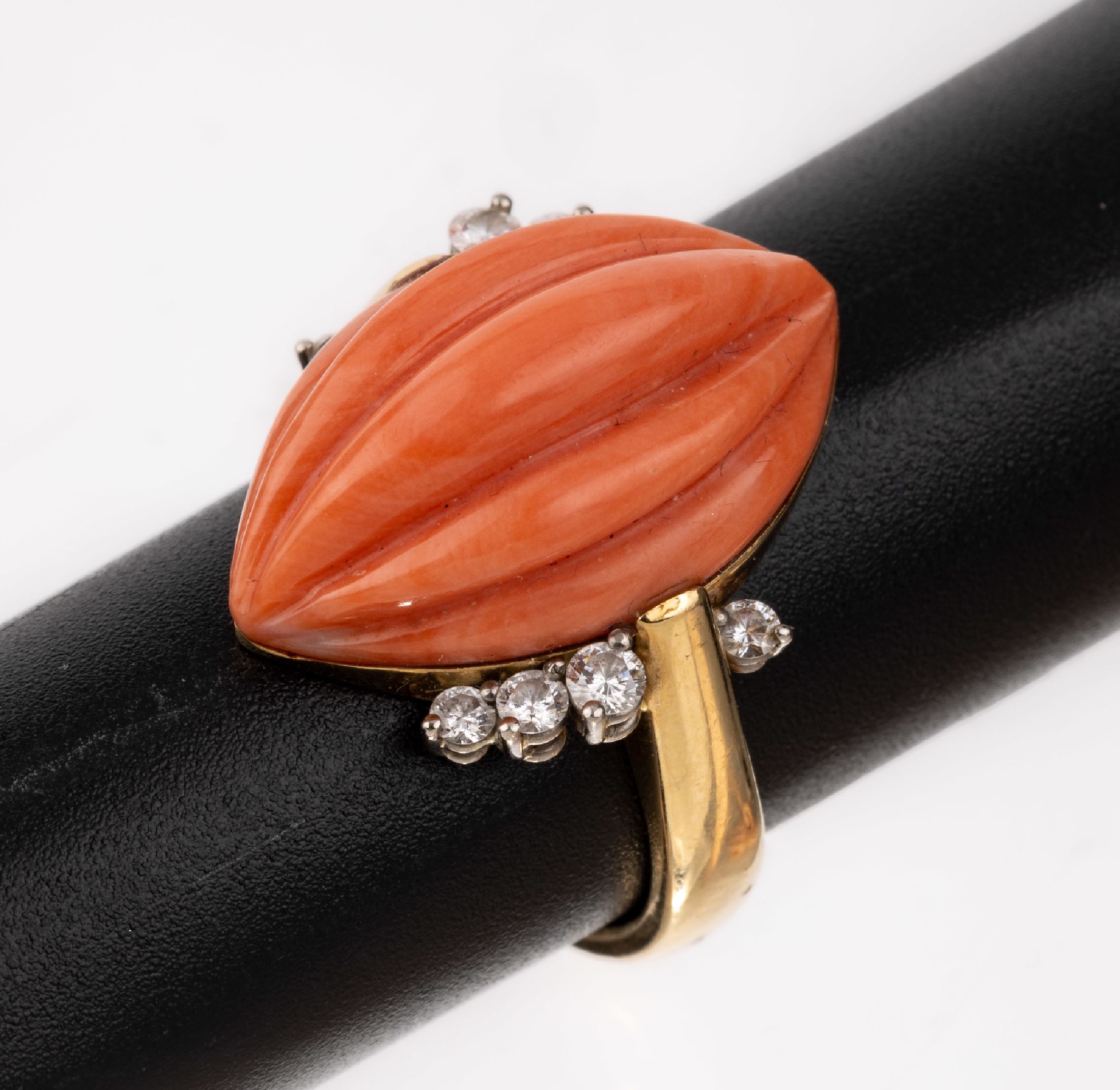 18 kt Gold Koralle-Brillant-Ring, GG 750/000, geriefter Korallencabochon in Navetteform, 8 Brillanten in WG gefasst zus. ca. 0.15 ct Weiß/si, ca. ...
