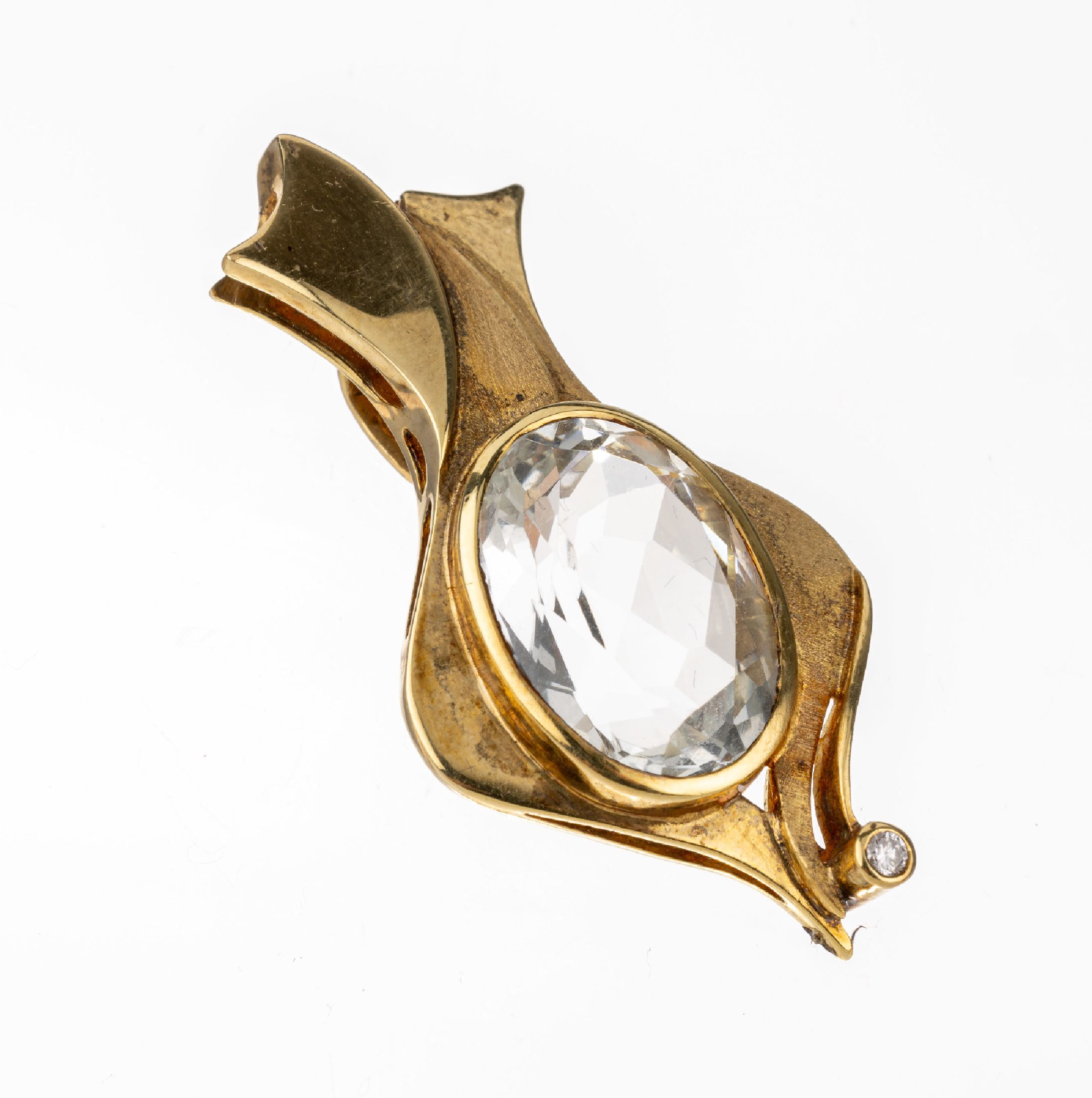 14 kt Gold Aquamarin-Anhänger, GG 585/000, Oberfläche z.T. sat., ovalfacett. Aquamarin ca. 10.0 ct, 1 kl. Diamant, L. ca. 4.5 cm, ca.11.7 g