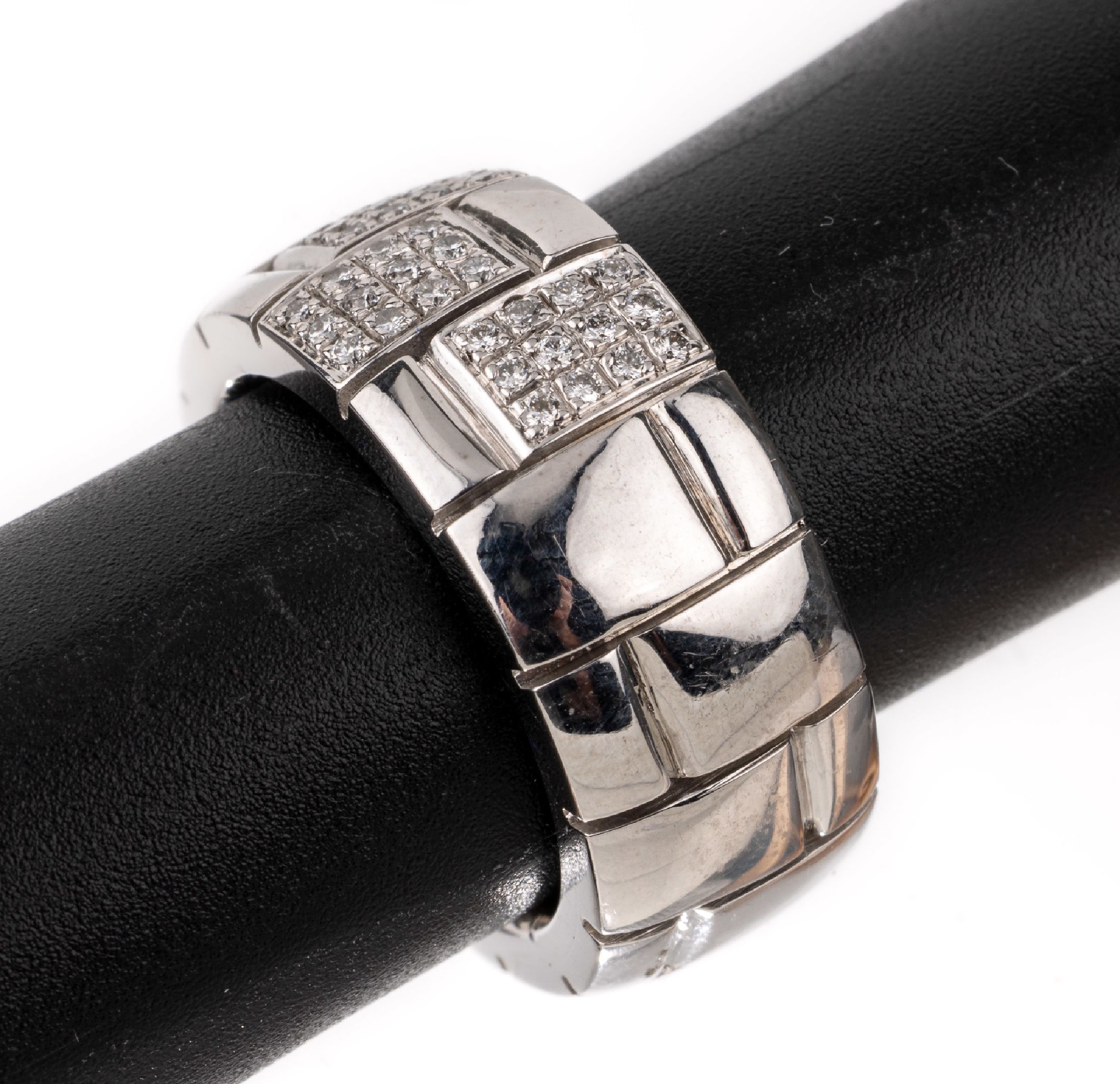 18 kt Gold Brillant-Ring, WG 750/000, 36 Brillanten zus. ca. 0.30 ct Weiß/si, RW 56, ca. 24.9 g