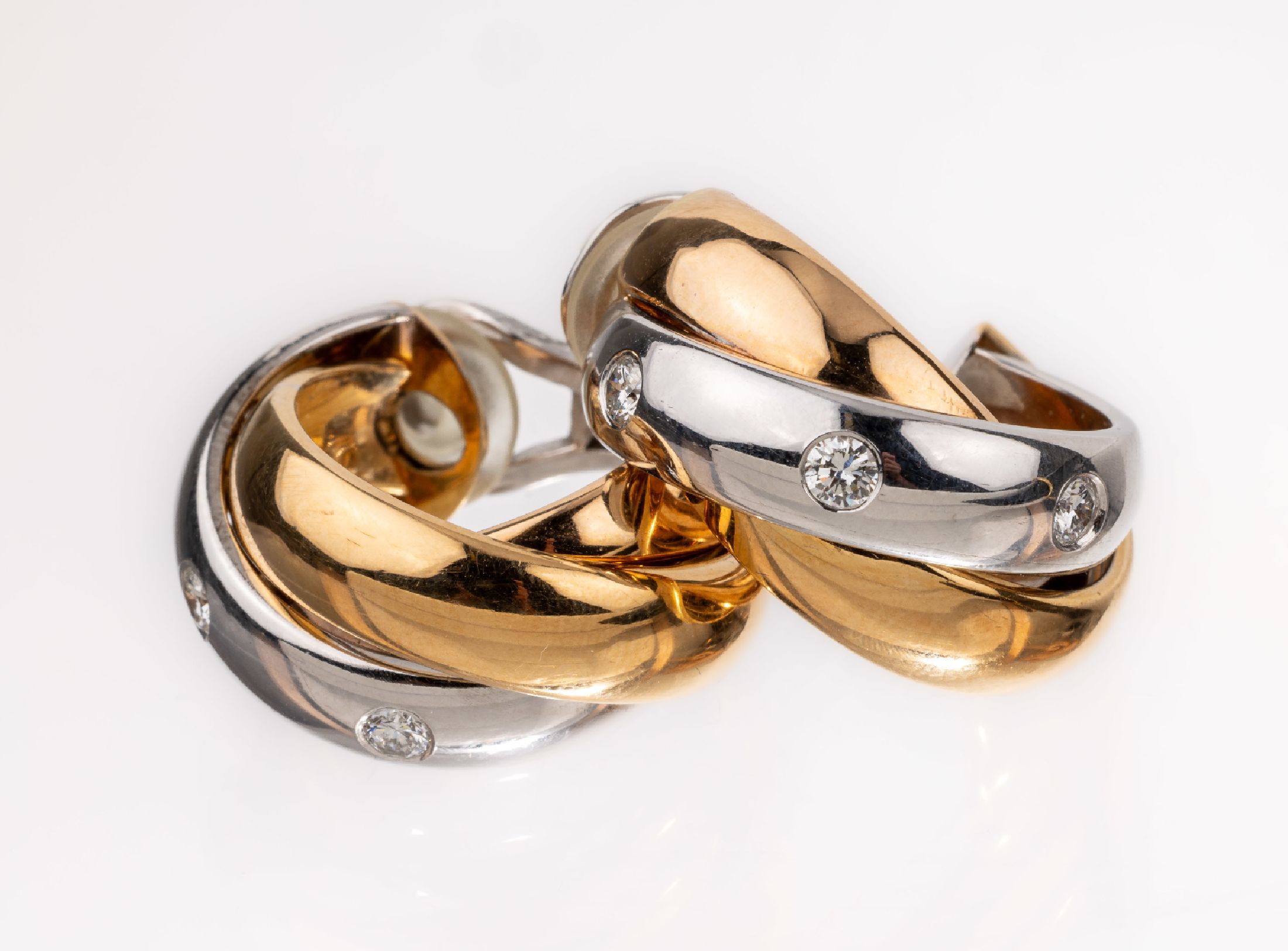 Paar 18 kt Gold Brillant-Ohrclips, GG/WG 750/000, in WG gefasste 6 Brillanten zus. ca. 0.60 ct Weiß/si, schöne, schwere Qualität, ca. 32.2 g