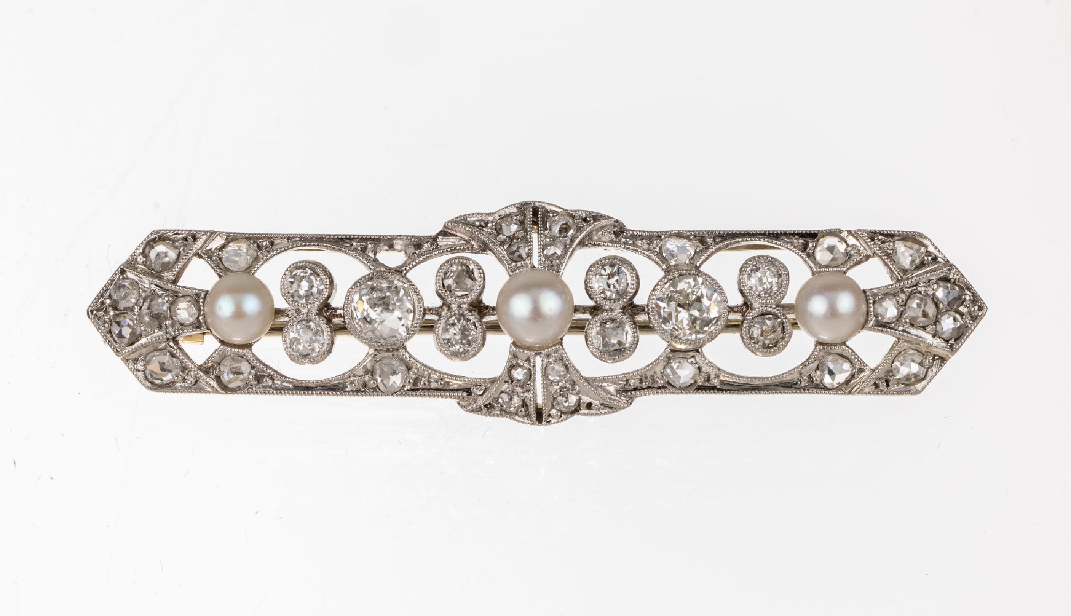 Platin Diamant-Perl-Brosche, 1930er Jahre, 3 cremefarb. Zuchtperlchen, Altschliffdiamanten und Diamantrosen zus. ca. 0.80 ct, Millegriffverzierung, ...