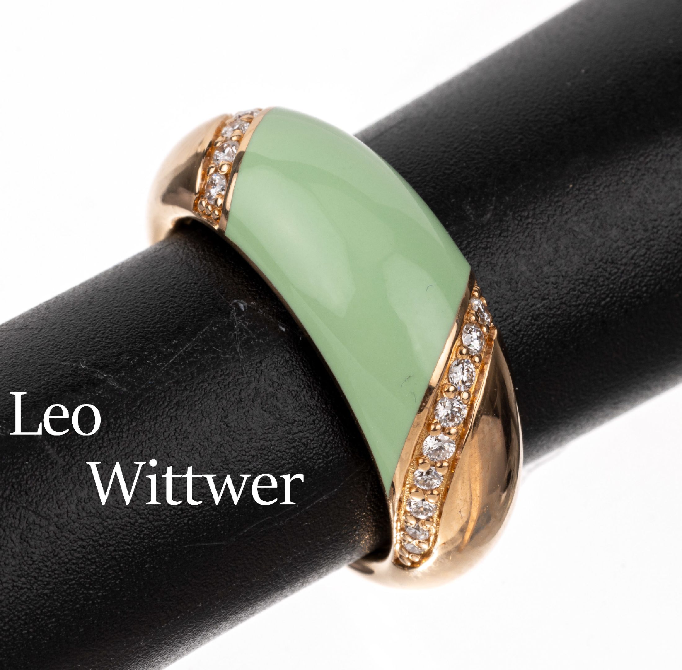 18 kt Gold LEO WITTWER Email-Brillant-Ring, GG 750/000, hellgrün emailliert, 18 Brillantenzus. ca. 0.33 ct (grav.) Weiß/si, ca. 9.8 g, RW 55