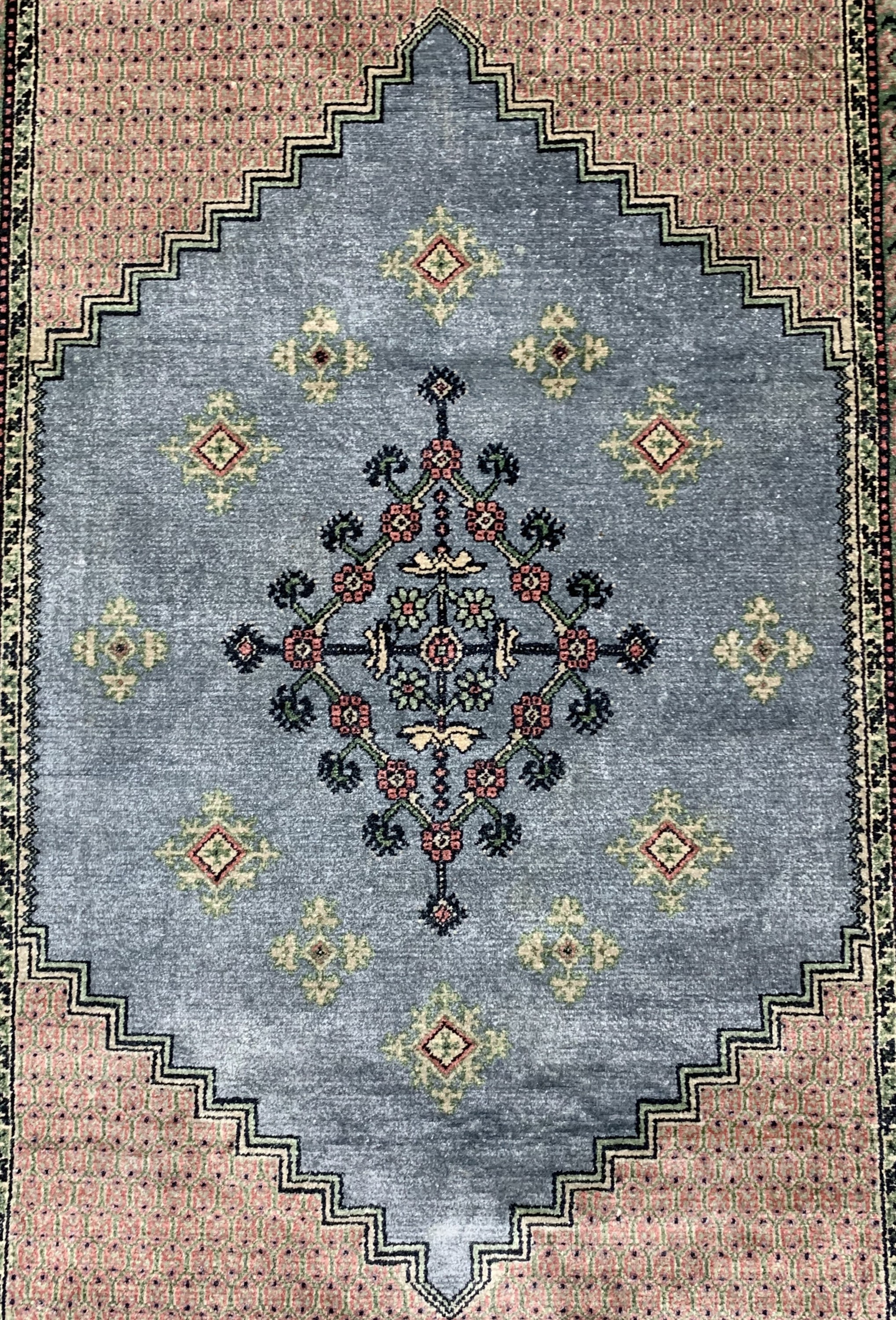 Detail b: Tunesischer Seidenteppich, ca. 50 Jahre, merzerisierte Baumwolle, ca. 185 x 120 cm, EHZ: 2