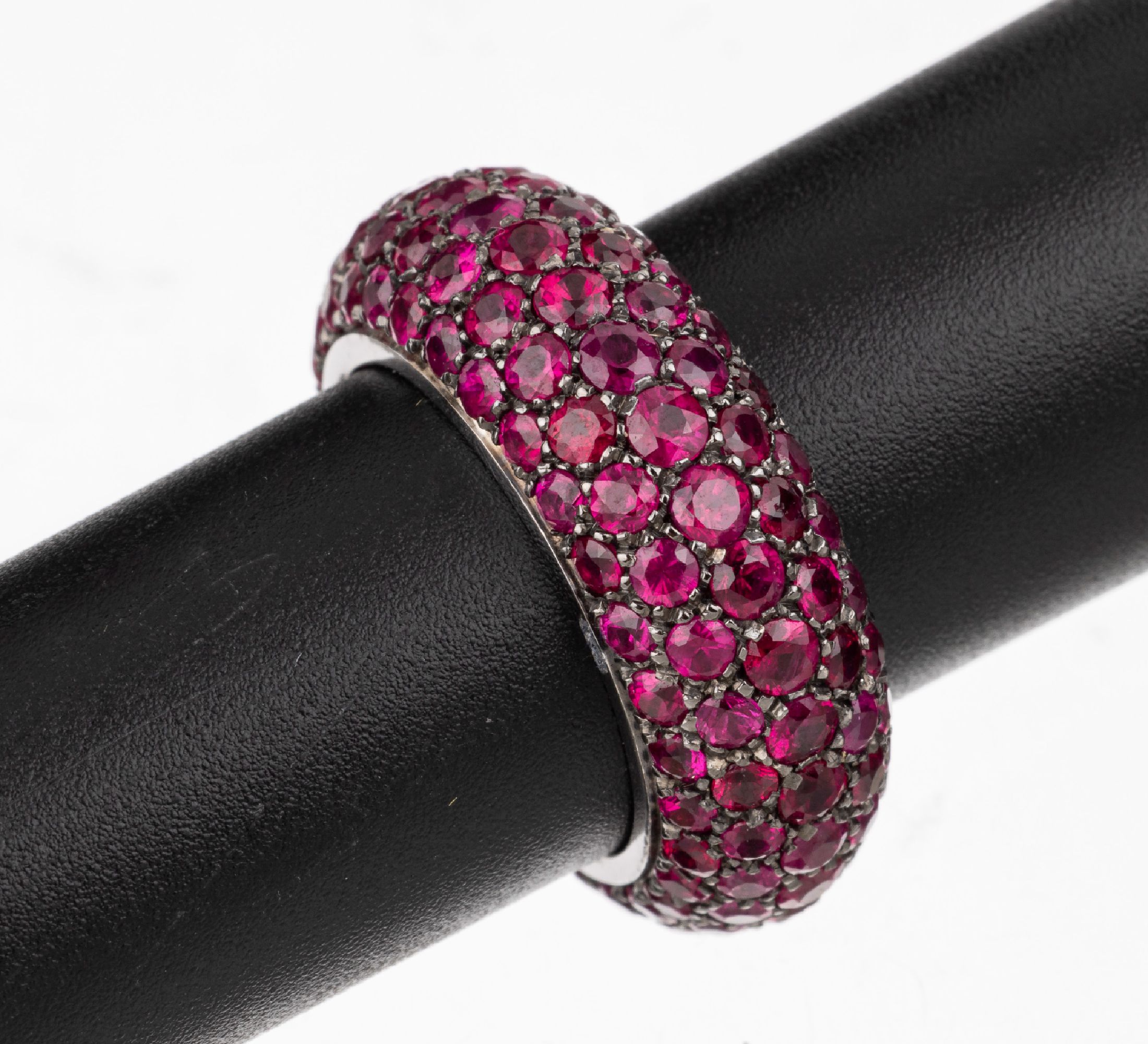 18 kt Gold Rubin-Memoryring, WG 750/000, rundfacett. Rubine mehrreihig total ca. 8.80 ct, ca. 7.9 g, RW 54