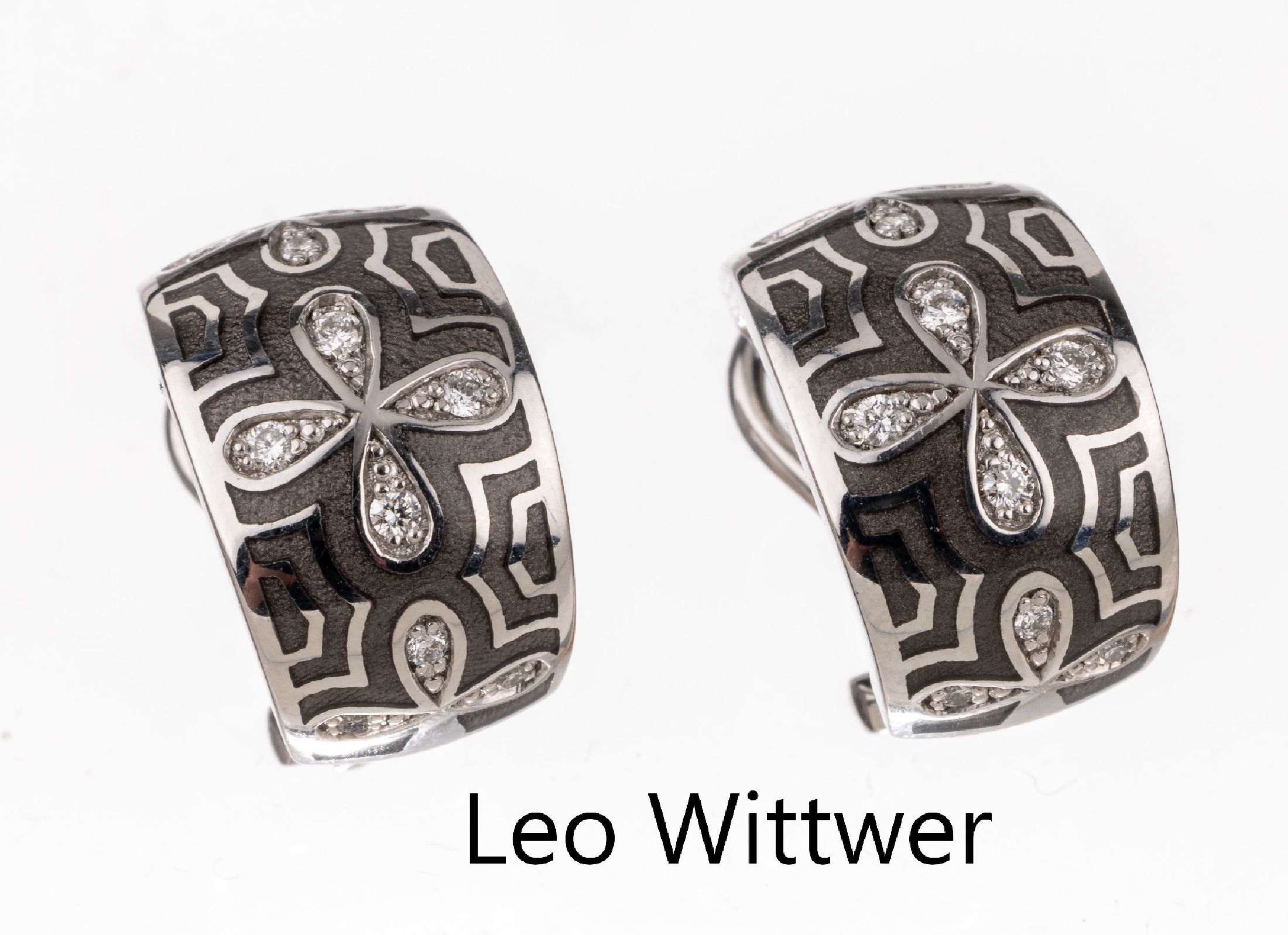 Paar 18 kt Gold LEO WITTWER Brillant- Ohrcreolen mit Email, WG 750/000, grau emailliert, Brillanten zus. ca. 0.19 ct feinesWeiß-Weiß/vs-si, sign., ...