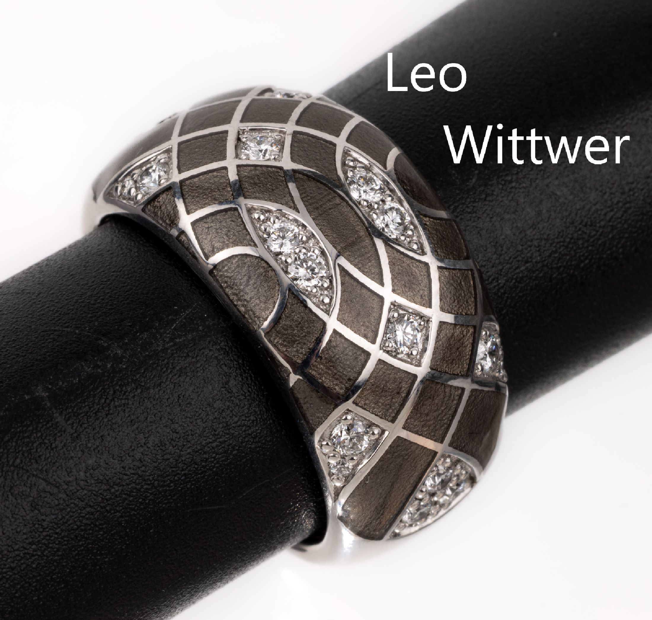 18 kt Gold LEO WITTWER Brillant-Ring mit Email, WG 750/000, grau emailliert, Brillanten zus. ca. 0.42 ct feines Weiß- Weiß/vs-si, sign., ca. 12.1 ...