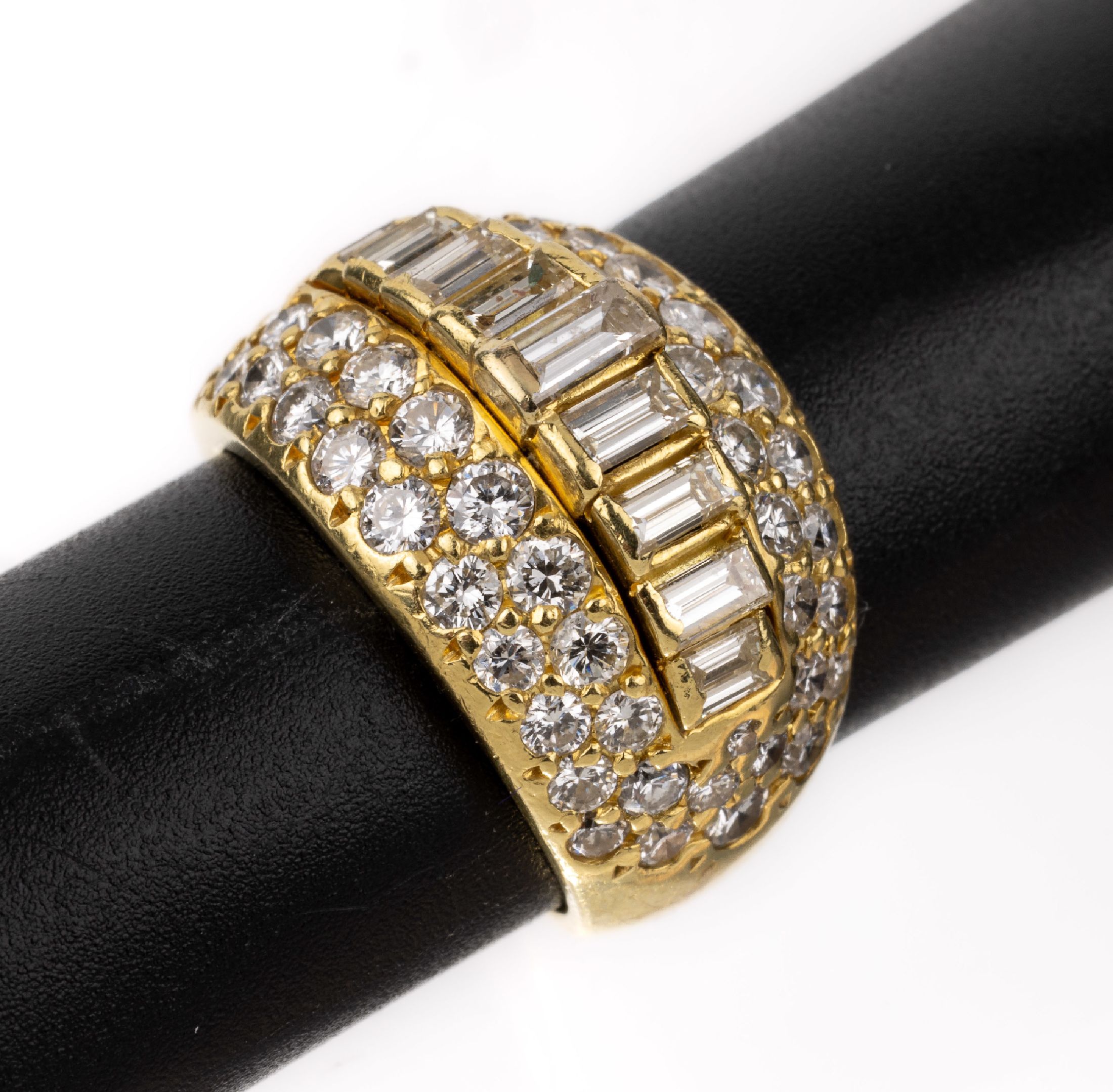 18 kt Gold Diamant-Ring, GG 750/000, Ringkopf bes. mit einer erhabenen Reihe aus 9 Diamantbaguettes und 54 Brillanten zus. ca. 3.50 ct Weiß/si, RW ...