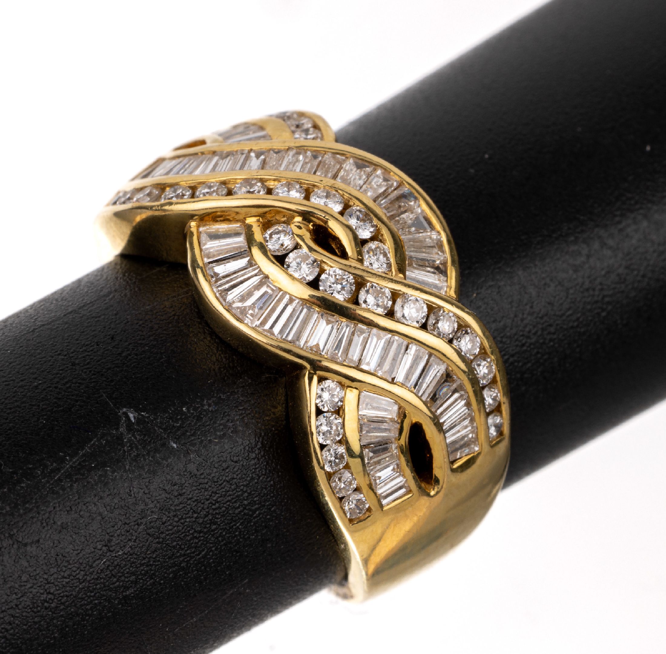 18 kt Gold Diamant-Ring, GG 750/000, Diamant-Baguettes und Brillanten zus. ca. 1.06 ct Weiß/si, ca. 8.3 g, RW 56