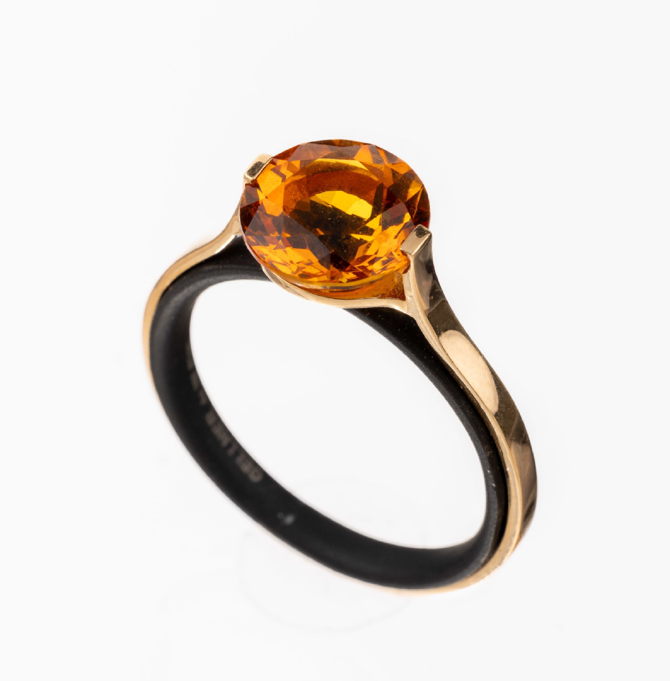 18 kt Gold GELLNER Citrin-Ring, GG 750/000 und Stahl, ausgefallenes Design, rundfacett. cognacfarb. Citrin, Stahl schwarz ionisiert, sign., ca. 4.0 ...