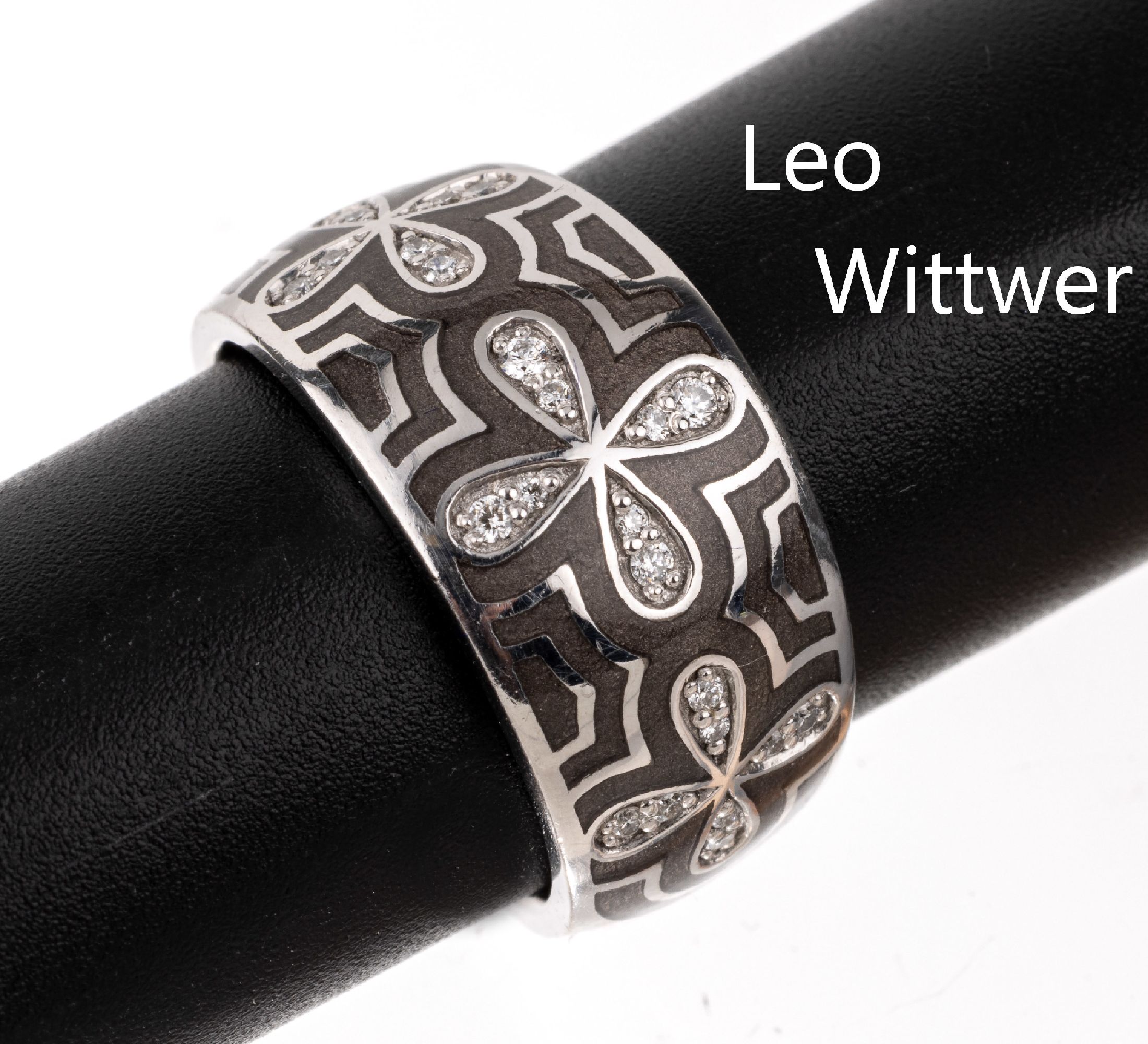 18 kt Gold LEO WITTWER Brillant-Ring mit Email, WG 750/000, grau emailliert, Brillanten zus. ca. 0.16 ct feines Weiß- Weiß/vs-si, sign., ca. 12.3 ...