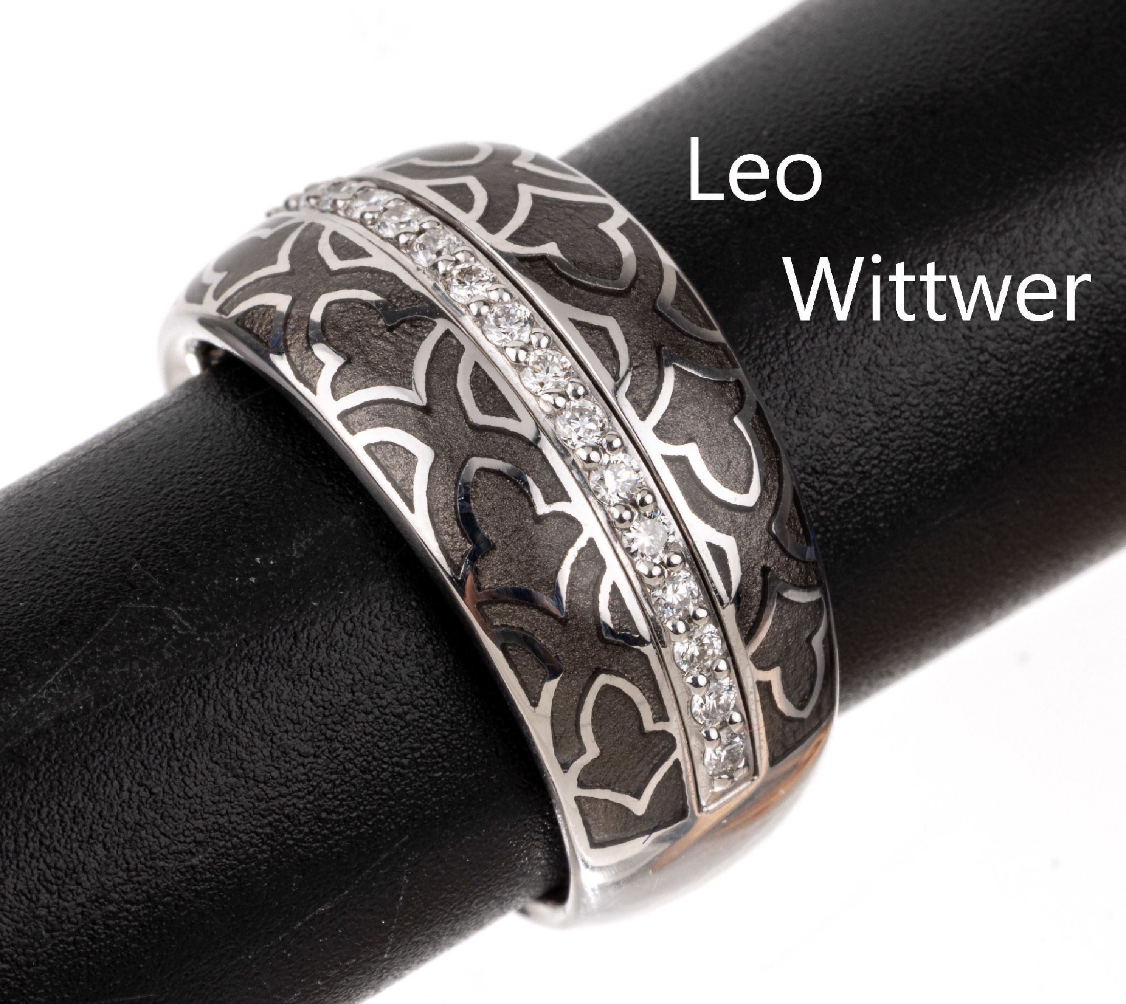 18 kt Gold LEO WITTWER Brillant-Ring mit Email, WG 750/000, grau emailliert, Brillanten zus. ca. 0.23 ct feines Weiß- Weiß/vs-si, sign., ca. 12.7 ...
