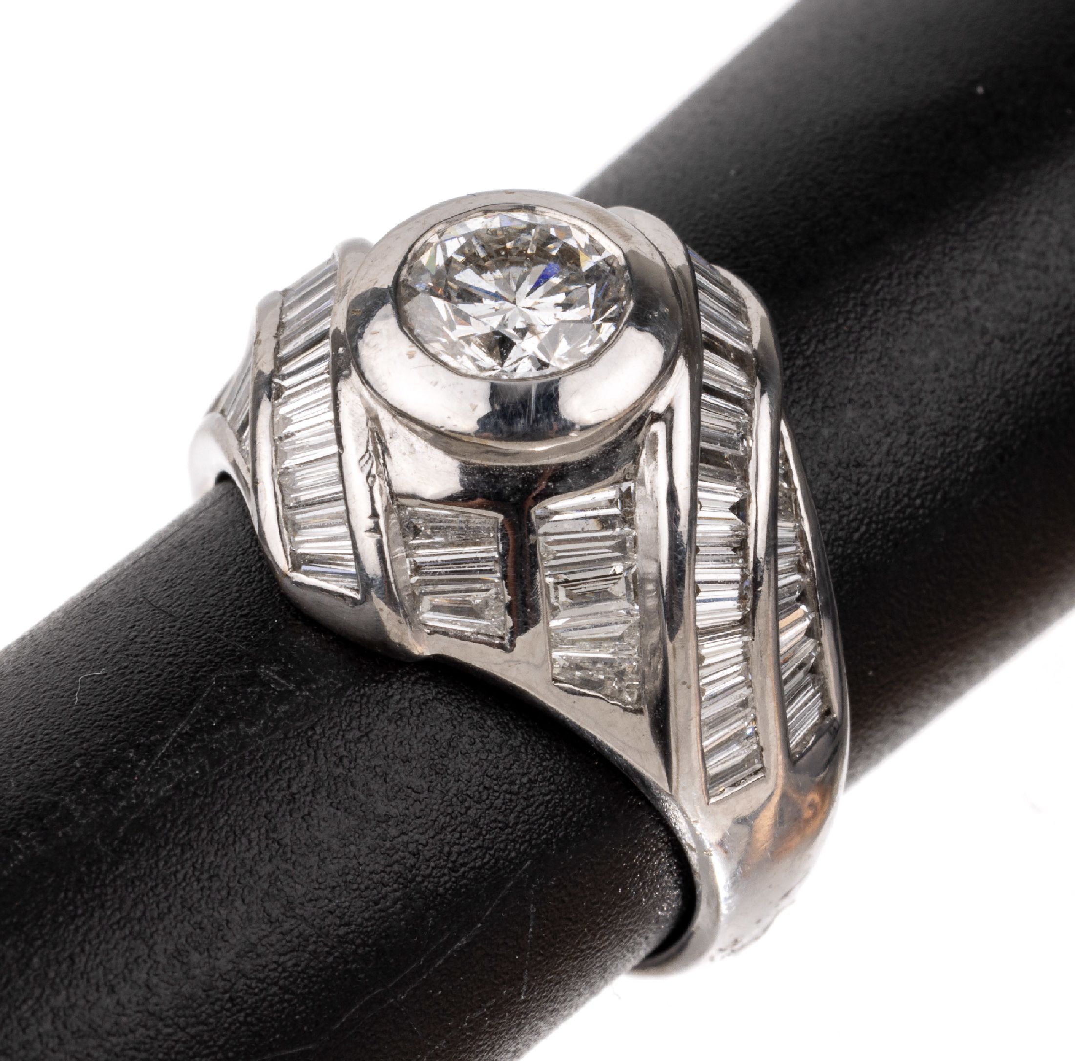 18 kt Gold Diamant-Ring, WG 750/000, 1 Brillant ca. 1.06 ct Weiß/si, Diamant- Baguettes zus. ca. 1.5 ct Weiß/si, ca. 12.1 g,RW 57