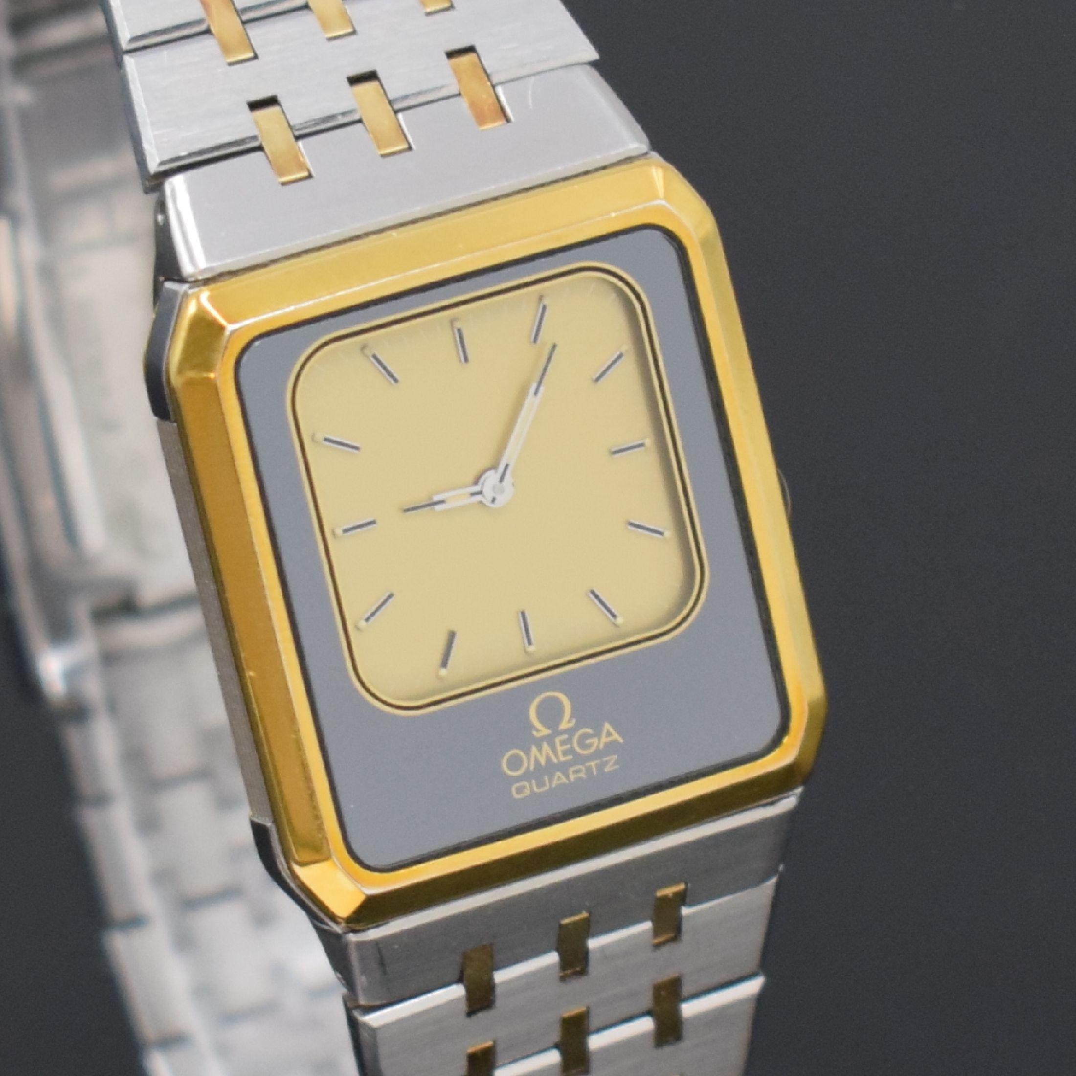 Detail e: OMEGA Equinoxe Multi-Funktions Armbanduhr in Stahl Referenz 186.0013 , Schweiz um 1980, quartz, rechteck. Wendegeh. teils verg., integr. Stahlband, ...