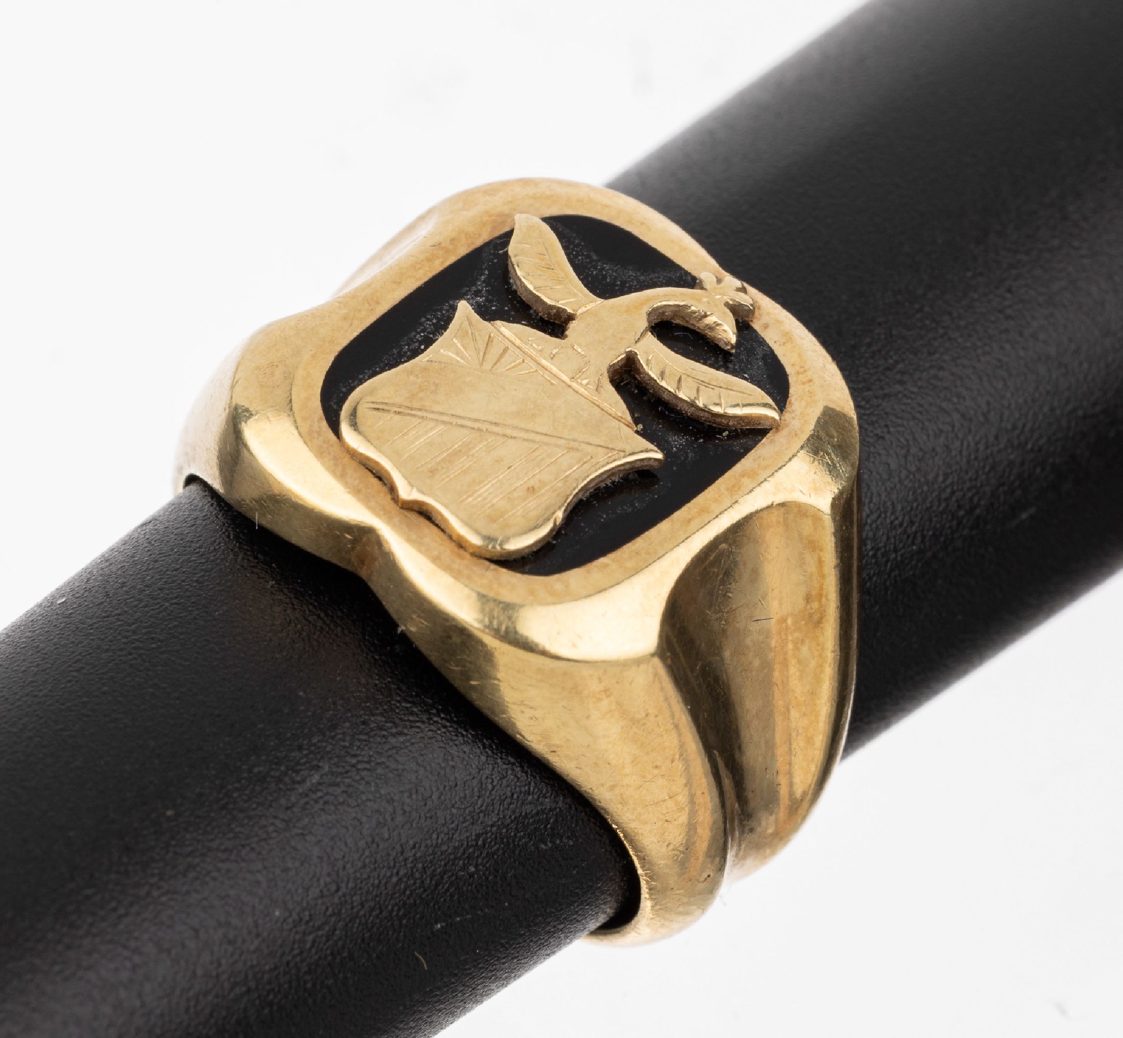 14 kt Gold Onyx-Wappenring, GG 585/000, Onyxeinlage mit aufgelegtem Wappen mit Vogel, RW 57, ca. 11.2 g