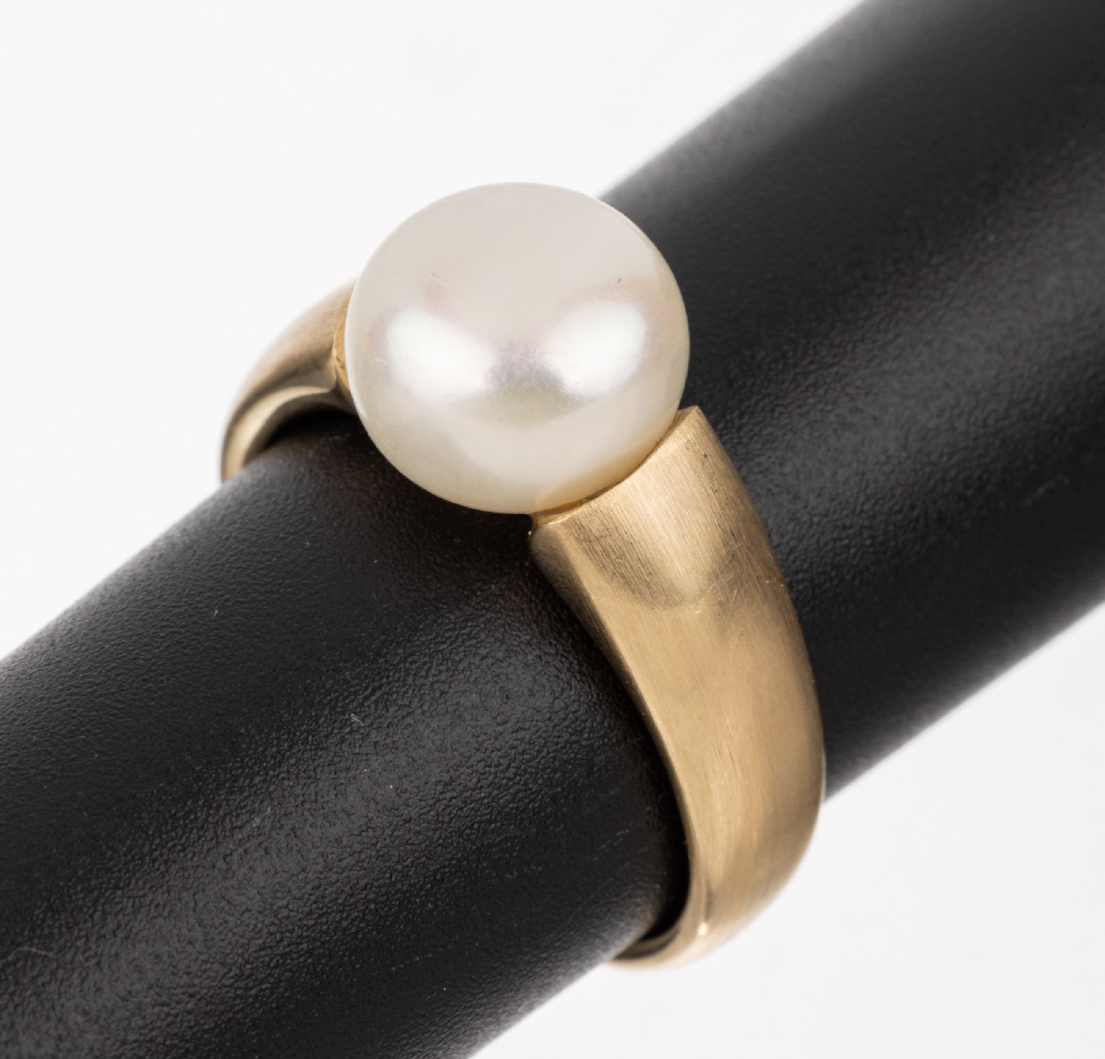 14 kt Gold Perl-Ring, GG 585/000, mittig Akoyazuchtperle, D. ca. 9.9 mm, unrund, RW 59,ca. 6.1 g, Meistermarke unged.